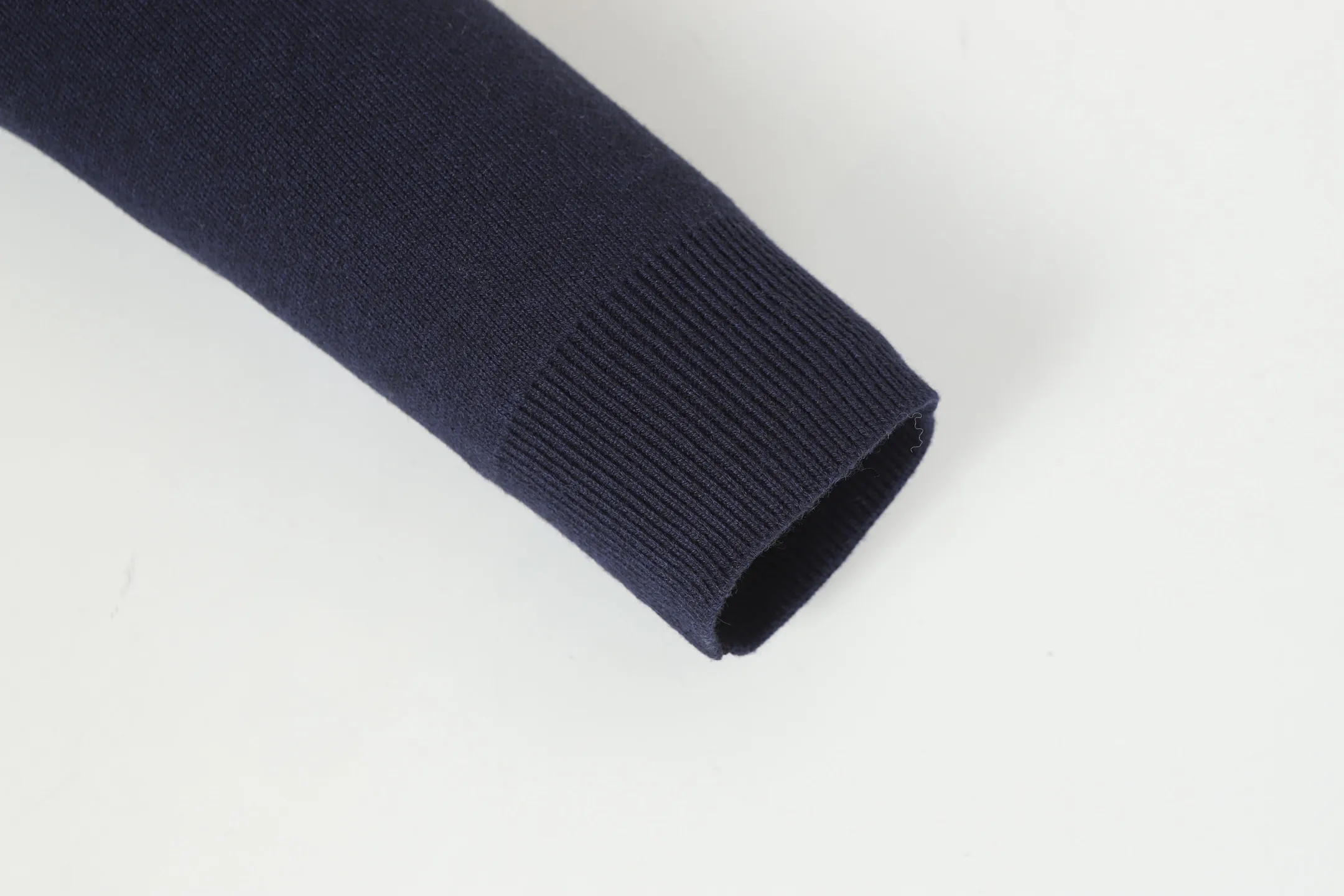 🅿️540 DIOR/Dior double-sided jacquard cashmere knitted hood (navy blue). The original version was purchased for 22,337 and developed. The fabric is made of cashmere blended knitted fabric, which is soft and comfortable. It features a zip closure at the front and subtle ribbed trimming at the cuffs and hem. The reversible design features a solid blue hue on one side and the brand's signature Oblique pattern on the other, with Cistian strap detailing on the back. The unlined cut ensures a light and effortless fit, while the slim fit creates an elegant silhouette. The entire piece has exquisite craftsmanship, double-sided knitting technology enables reversible wear, and ribbed edges enhance the three-dimensional effect. Dry cleaning and maintenance are recommended to maintain the delicate texture of cashmere fabrics. This piece is both casual and fashionable, and can be easily matched with all kinds of clothing, showing the brand's exquisite craftsmanship and classic aesthetics. Color: Navy Gray Light Gray Size: S M L