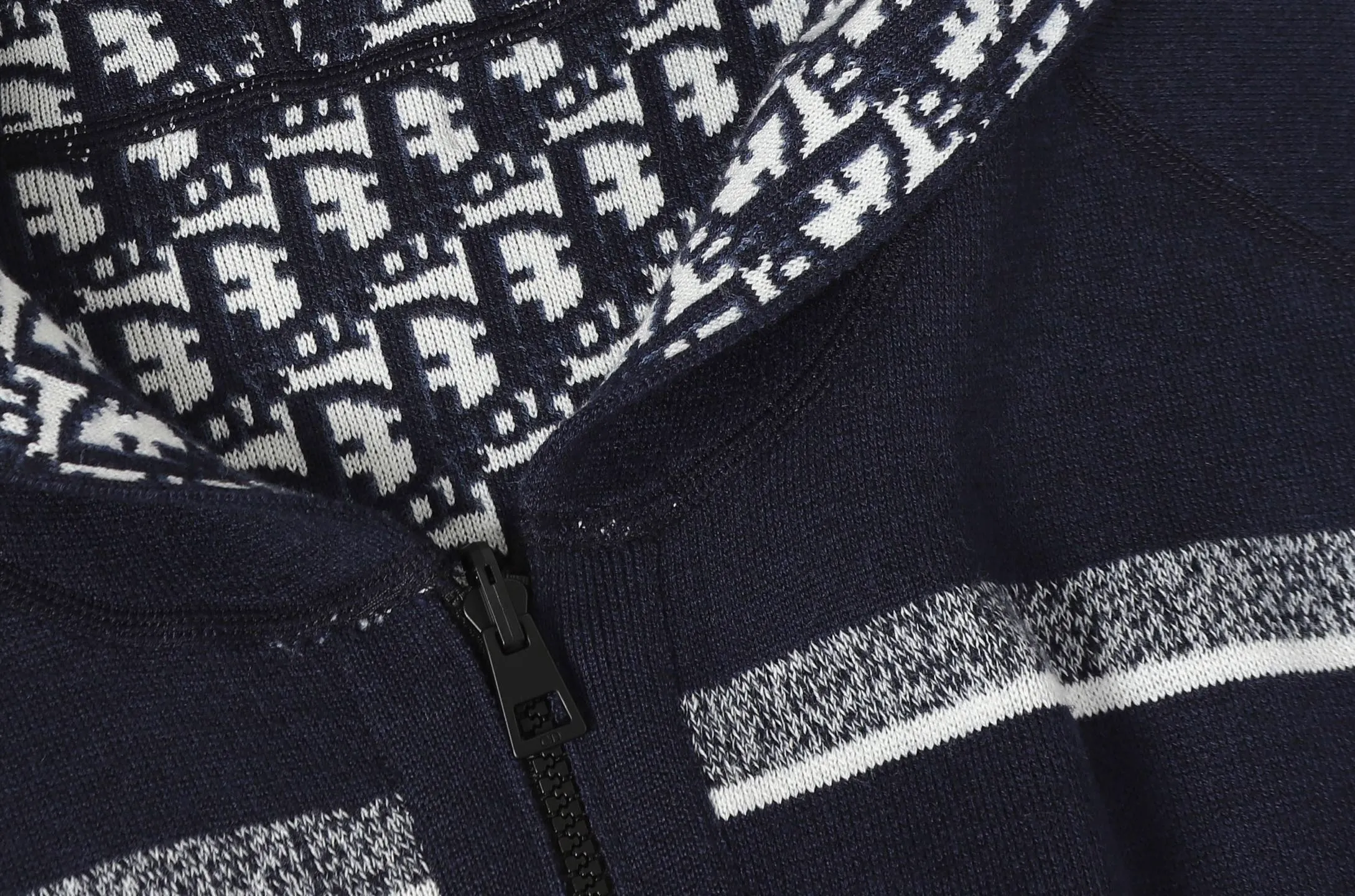 🅿️540 DIOR/Dior double-sided jacquard cashmere knitted hood (navy blue). The original version was purchased for 22,337 and developed. The fabric is made of cashmere blended knitted fabric, which is soft and comfortable. It features a zip closure at the front and subtle ribbed trimming at the cuffs and hem. The reversible design features a solid blue hue on one side and the brand's signature Oblique pattern on the other, with Cistian strap detailing on the back. The unlined cut ensures a light and effortless fit, while the slim fit creates an elegant silhouette. The entire piece has exquisite craftsmanship, double-sided knitting technology enables reversible wear, and ribbed edges enhance the three-dimensional effect. Dry cleaning and maintenance are recommended to maintain the delicate texture of cashmere fabrics. This piece is both casual and fashionable, and can be easily matched with all kinds of clothing, showing the brand's exquisite craftsmanship and classic aesthetics. Color: Navy Gray Light Gray Size: S M L