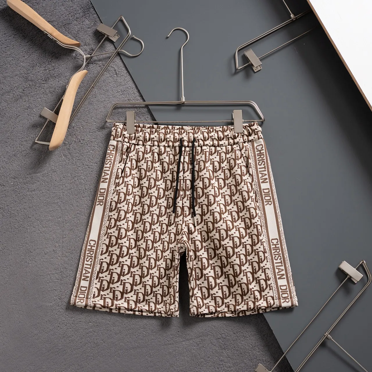 🅿️140 #Z0005 [Restock all year round] Dior·Dior's new knitted shorts. The custom fabric is made of wafer cloth and jacquard knitting technology. The version is tight and three-dimensional. Vertical stripe splicing. Customized trouser cord hardware with strong texture and smoothness. The upper body is comfortable and breathable. The concave and convex three-dimensional sense makes it fashionable and casual. Color: black and white, black gold Size: M-XXXL