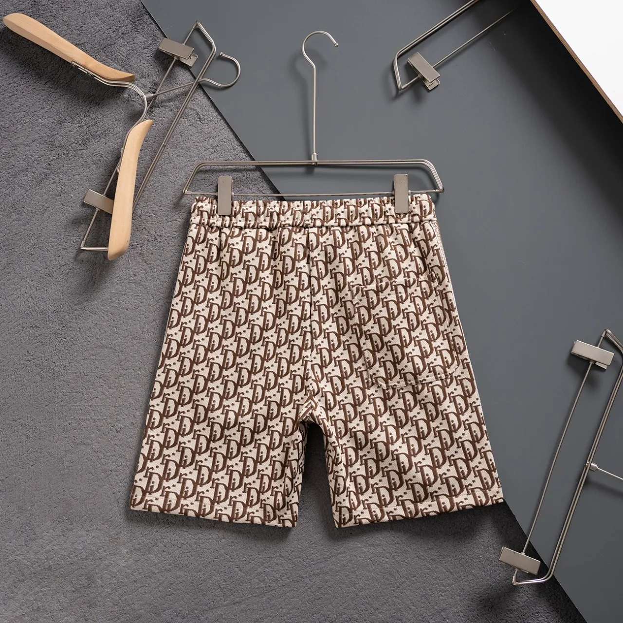 🅿️140 #Z0005 [Restock all year round] Dior·Dior's new knitted shorts. The custom fabric is made of wafer cloth and jacquard knitting technology. The version is tight and three-dimensional. Vertical stripe splicing. Customized trouser cord hardware with strong texture and smoothness. The upper body is comfortable and breathable. The concave and convex three-dimensional sense makes it fashionable and casual. Color: black and white, black gold Size: M-XXXL