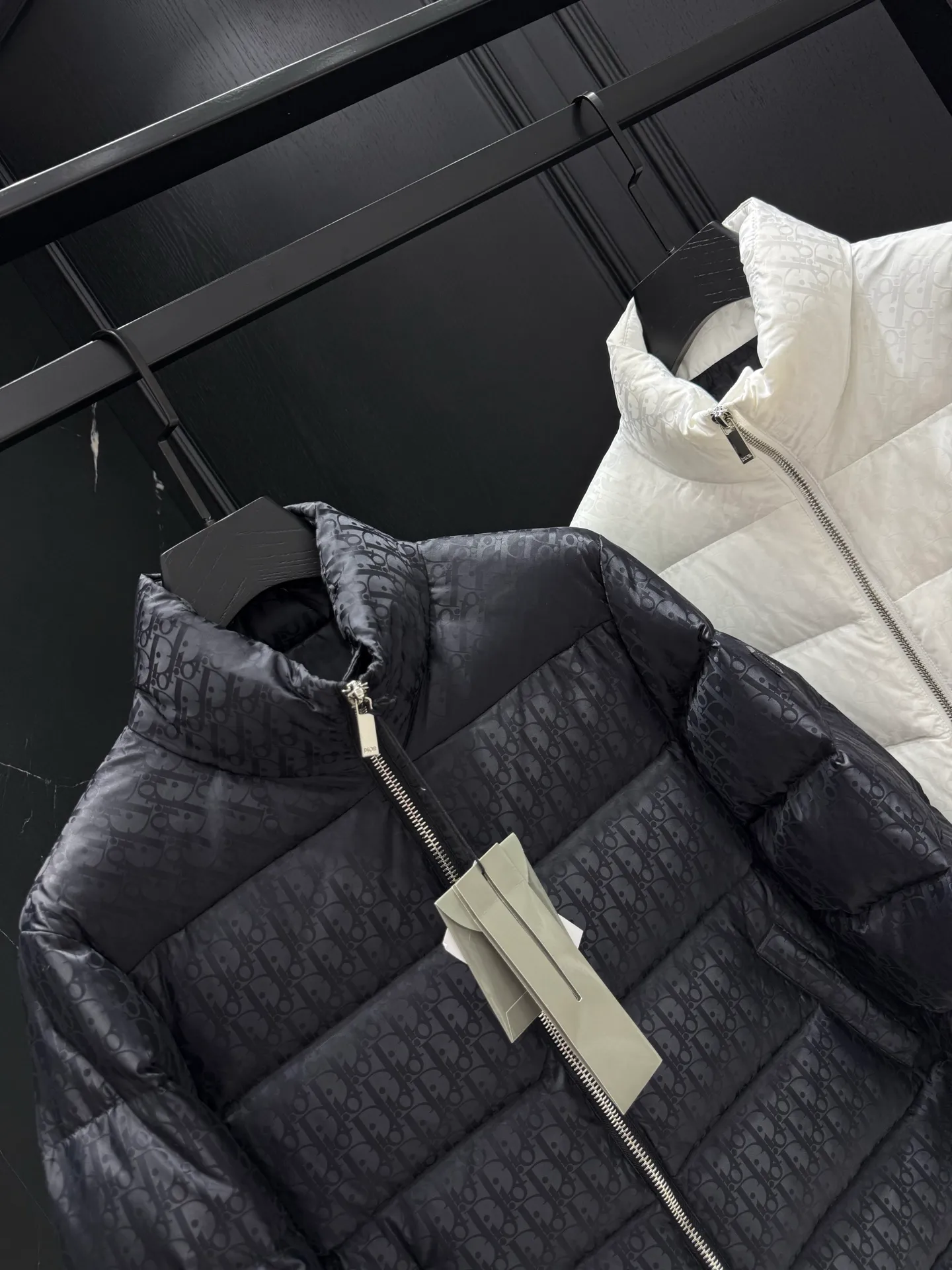 🅿️760 ⬆️Dior 23FW oblique dark pattern presbyopic stand collar down jacket, same style at the counter, popular all the way 🔥presbyopic down jacket is here🤩~ This is a down jacket with ultra-complex craftsmanship, the custom fabric cycle is as long as 50 days, based on the original fabric, laser jacquard makes the whole garment uneven, with a stronger three-dimensional effect, and the 3D effect is more obvious ✨This fabric has a good hand feel, and the dark pattern on the jacket is very low-key. The fabric shows a dark grain luster, and it has extremely high waterproof properties! The real texture is more perfect, custom-woven high-density satin nylon material and dark jacquard weave, simple and refreshing, thick and fluffy, super three-proof fabric, waterproof, stain-proof and dust-proof! ✨ Full-width jacquard LOGO, ultra-high-end luxury and style. The handsomeness and eye-catching index of the upper body are absolutely NO. 1. Fully custom-woven jacquard LOGO technology fabric, high-density polyester fiber. It is a new type of heat-insulating and light-weight fabric. It has a light texture, delicate and soft warmth and breathability. Especially the LOGO jacquard produces different light and dark interweaving under different lights! Full of hidden flower logos, low-key with a touch of expensiveness, the overall shape is not too bloated, windproof and waterproof, it can be called a haven in winter 😍 Simple but not simple, wear it with a wrap in autumn and winter. ✨The interior is filled with 90-fill white goose down, (90% white goose down ➕10% white goose feather) This type of down is full of fluffiness, better thermal insulation, and has no down stalks! Hooded and windproof design, comfortable and warm! The white goose down filled inside is a strong guarantee of warmth and cold resistance. As for the so-called odor gas of down, it is completely worry-free. The upper body is light and full. The down filling is sufficiently balanced to obtain uniform warmth! The upper body is eye-catching. ✨The hardware of the whole garment is made of original 1V1 customized tungsten material. Leather label design, hot melt technology, one-time molding
