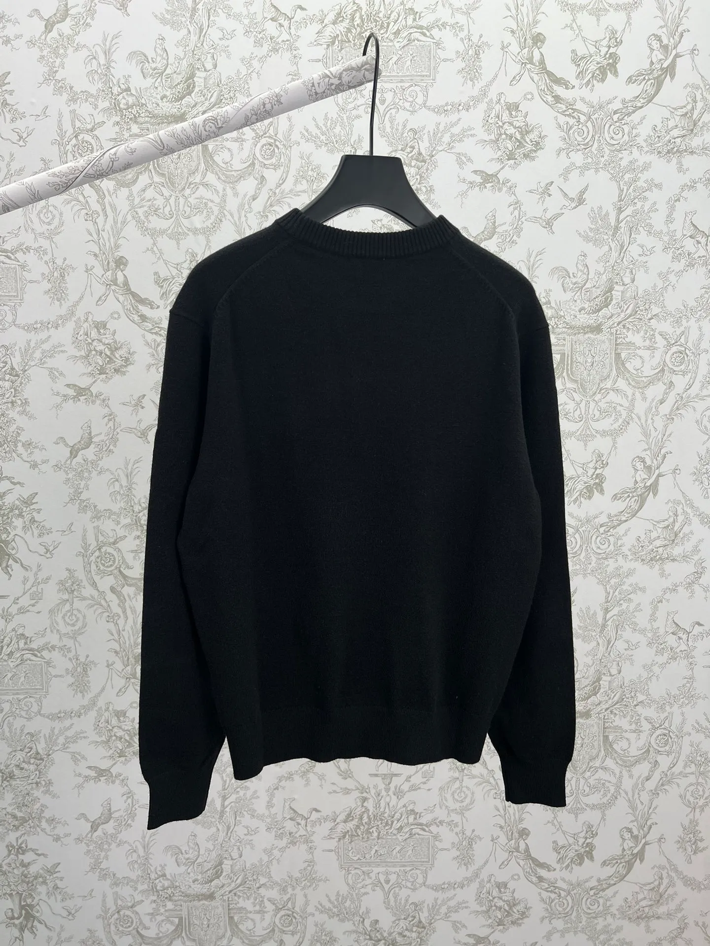 🅿️560 Dior 24ss new sweater. This sweater is decorated with Dior Archives Labels logo embroidery, a new interpretation of Dior brand labels. It's crafted from white sheep's wool jersey and features a ribbed crew neck, hem and cuffs. It's very comfortable to wear next to the body and brings warmth to spring looks. Size: S.M.L.XL.
