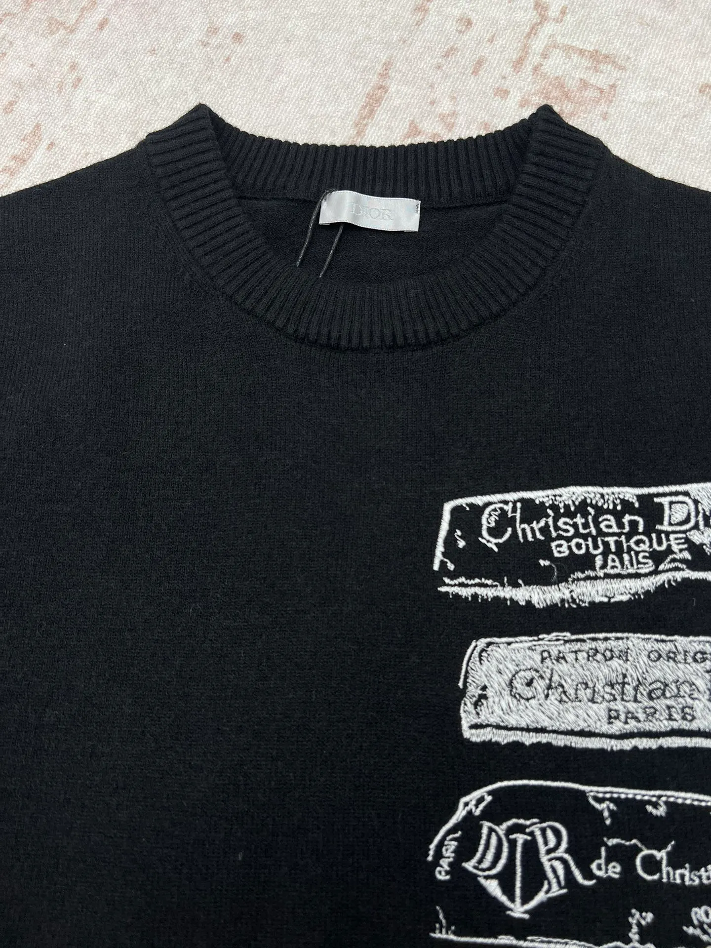 🅿️560 Dior 24ss new sweater. This sweater is decorated with Dior Archives Labels logo embroidery, a new interpretation of Dior brand labels. It's crafted from white sheep's wool jersey and features a ribbed crew neck, hem and cuffs. It's very comfortable to wear next to the body and brings warmth to spring looks. Size: S.M.L.XL.