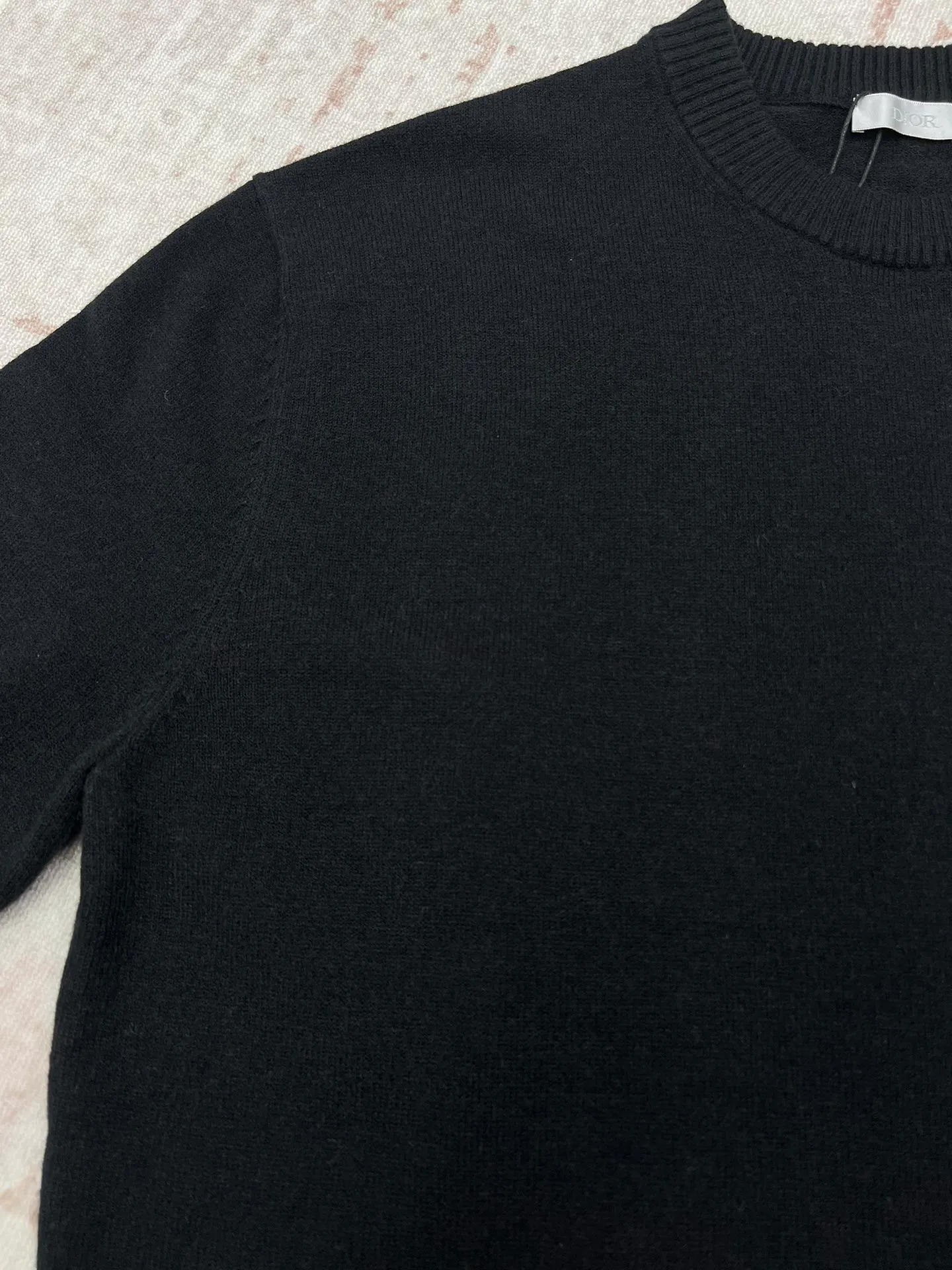 🅿️560 Dior 24ss new sweater. This sweater is decorated with Dior Archives Labels logo embroidery, a new interpretation of Dior brand labels. It's crafted from white sheep's wool jersey and features a ribbed crew neck, hem and cuffs. It's very comfortable to wear next to the body and brings warmth to spring looks. Size: S.M.L.XL.