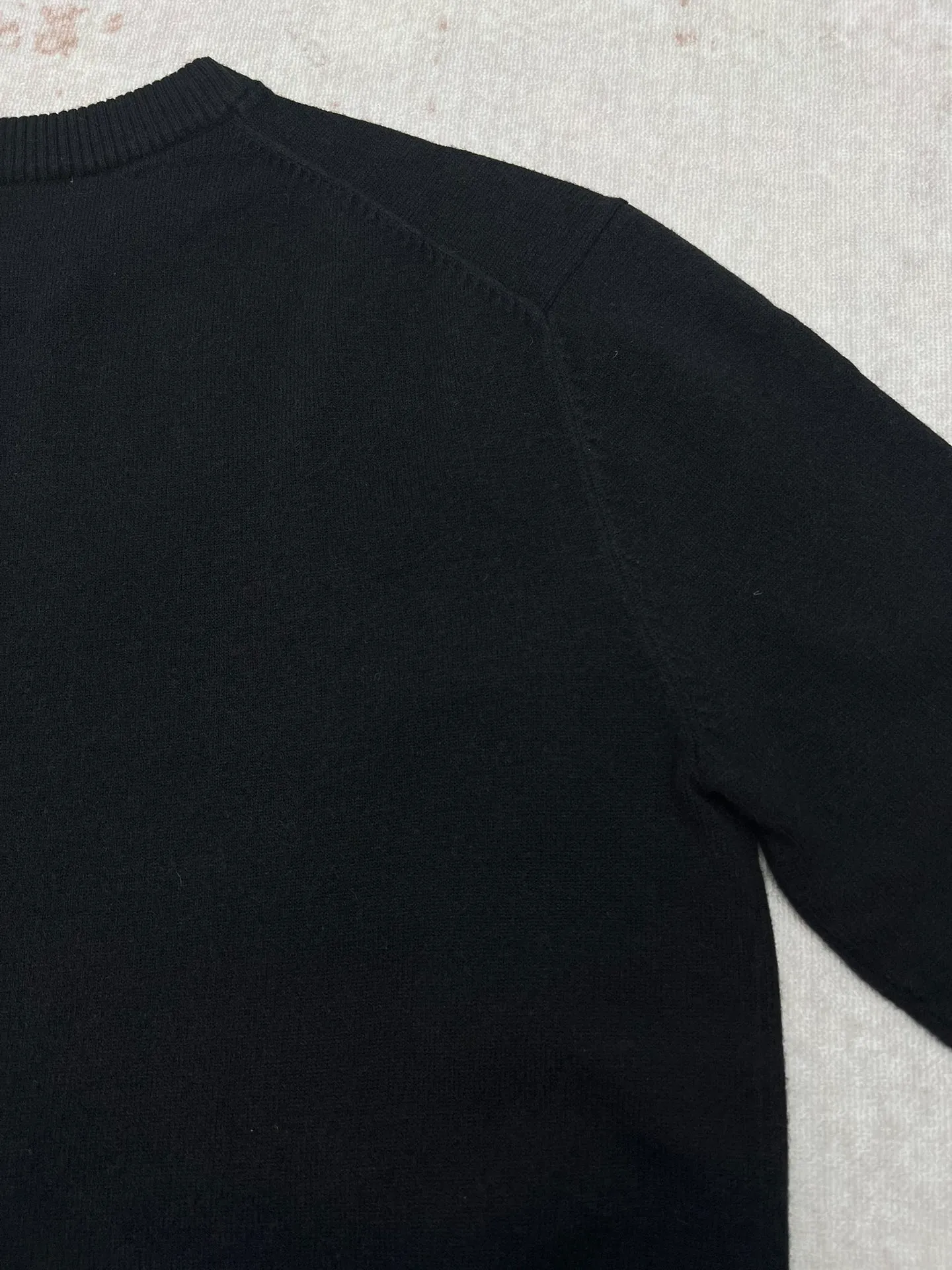 🅿️560 Dior 24ss new sweater. This sweater is decorated with Dior Archives Labels logo embroidery, a new interpretation of Dior brand labels. It's crafted from white sheep's wool jersey and features a ribbed crew neck, hem and cuffs. It's very comfortable to wear next to the body and brings warmth to spring looks. Size: S.M.L.XL.
