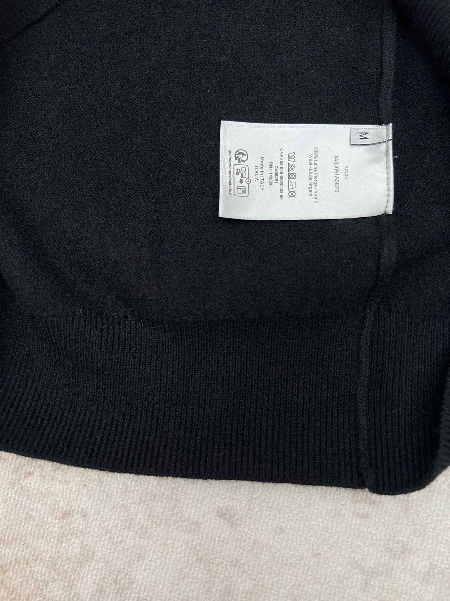 🅿️560 Dior 24ss new sweater. This sweater is decorated with Dior Archives Labels logo embroidery, a new interpretation of Dior brand labels. It's crafted from white sheep's wool jersey and features a ribbed crew neck, hem and cuffs. It's very comfortable to wear next to the body and brings warmth to spring looks. Size: S.M.L.XL.
