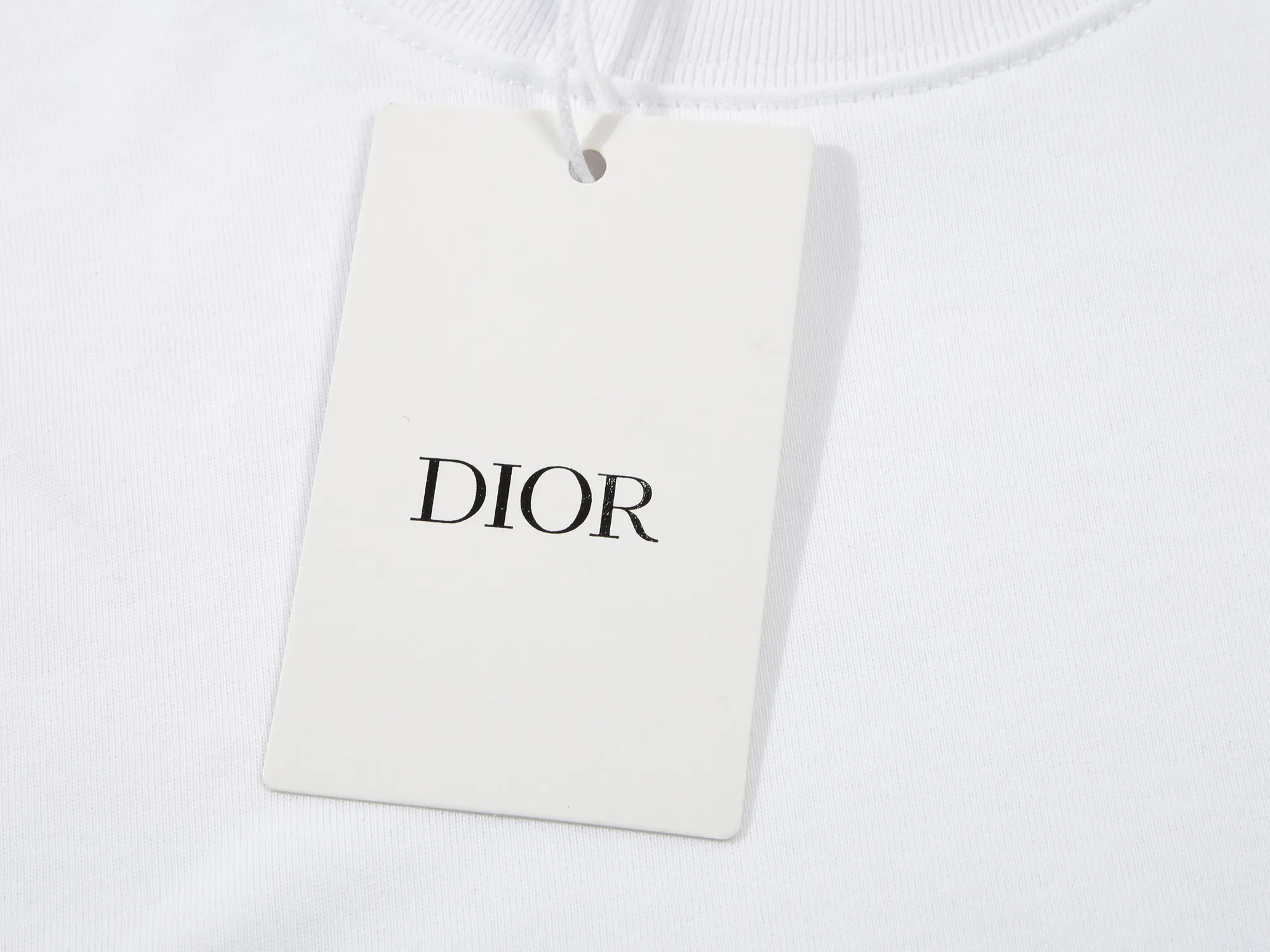 🅿️160 DIOR printed letters‼ ️Short-sleeved T-shirt® *Customized 280g cotton fabric, the fabric is soft, skin-friendly and comfortable *Laminated letter logo on the front *A very simple and elegant one that is unparalleled in terms of upper body comfort, interpreting your luxury and taste, and creating your fashionable charm. ⚠️Washing method: It is recommended to dry clean or wrap the reverse side in a laundry bag and machine wash it quickly in cold water and let it dry naturally! ⚠️ Unisex style 𝐂𝐎𝐋𝐎𝐔𝐑: White Black 𝐒𝐈𝐙𝐄: S-XL