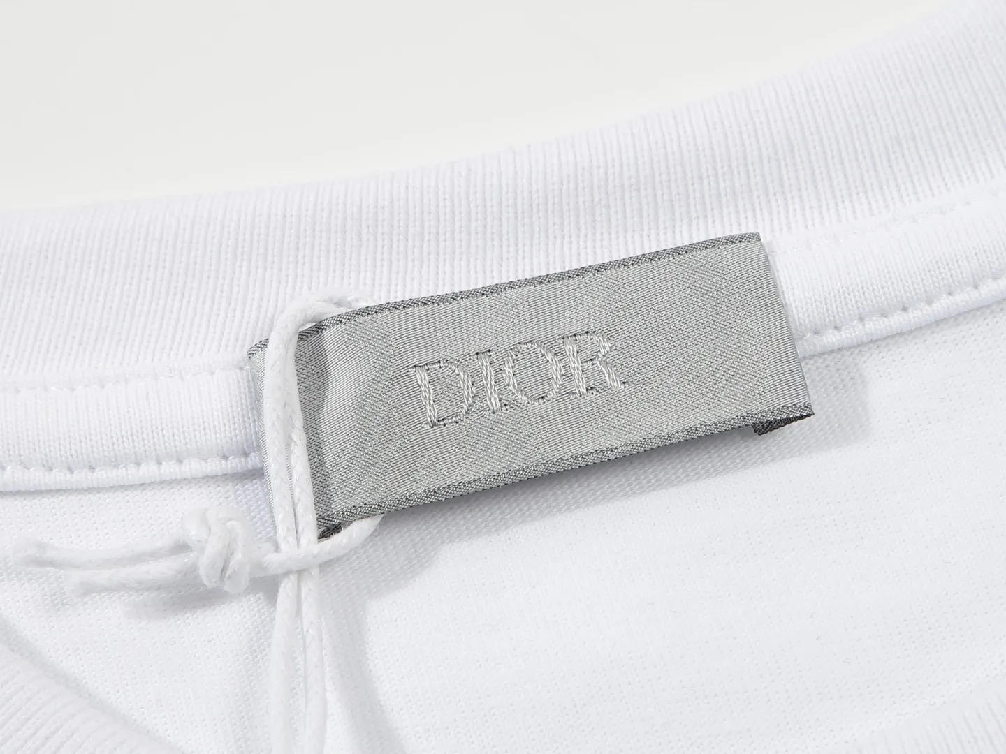 🅿️160 DIOR printed letters‼ ️Short-sleeved T-shirt® *Customized 280g cotton fabric, the fabric is soft, skin-friendly and comfortable *Laminated letter logo on the front *A very simple and elegant one that is unparalleled in terms of upper body comfort, interpreting your luxury and taste, and creating your fashionable charm. ⚠️Washing method: It is recommended to dry clean or wrap the reverse side in a laundry bag and machine wash it quickly in cold water and let it dry naturally! ⚠️ Unisex style 𝐂𝐎𝐋𝐎𝐔𝐑: White Black 𝐒𝐈𝐙𝐄: S-XL