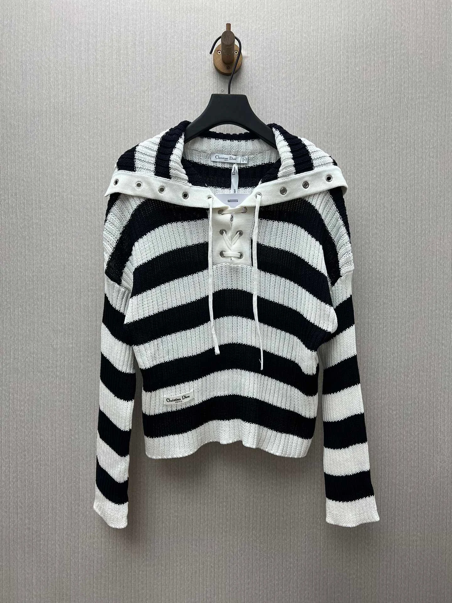 🅿️540 Dior 25 ss training Dior Marinière sweater in white and navy blue cotton ribbed knit. Crafted from cotton ribbed knit, decorated with white and navy blue Dior Marinière pattern, with sailor collar decorated with lace and metal eyelets. Adds sophistication to any casual look. Size: S.M.L.