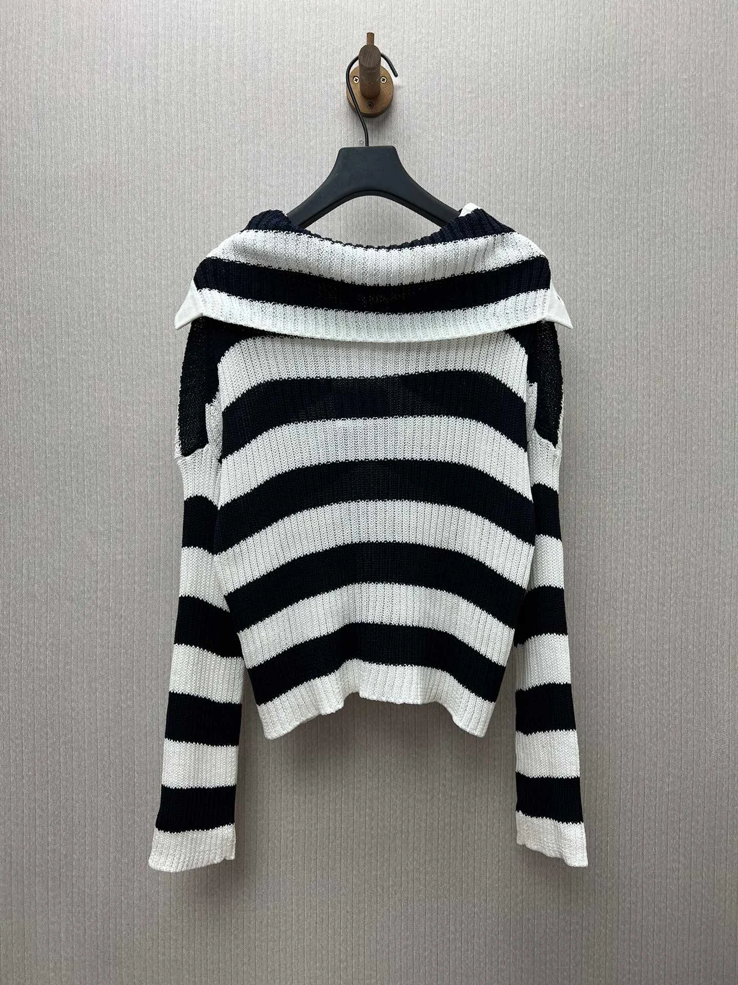 🅿️540 Dior 25 ss training Dior Marinière sweater in white and navy blue cotton ribbed knit. Crafted from cotton ribbed knit, decorated with white and navy blue Dior Marinière pattern, with sailor collar decorated with lace and metal eyelets. Adds sophistication to any casual look. Size: S.M.L.