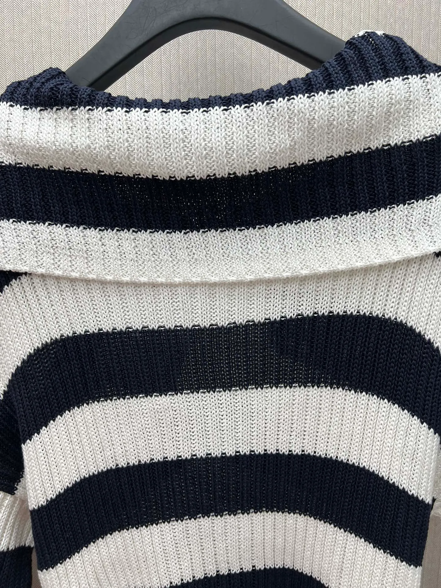 🅿️540 Dior 25 ss training Dior Marinière sweater in white and navy blue cotton ribbed knit. Crafted from cotton ribbed knit, decorated with white and navy blue Dior Marinière pattern, with sailor collar decorated with lace and metal eyelets. Adds sophistication to any casual look. Size: S.M.L.