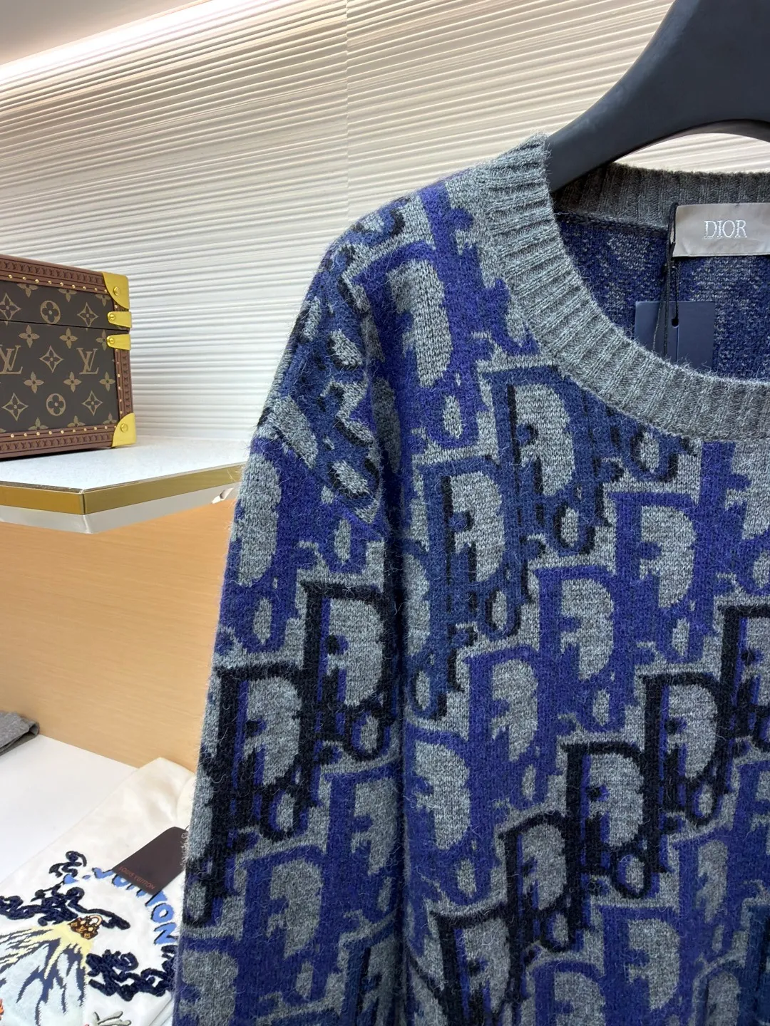 Dior Oblique pattern sweater ●Original version: purchased and developed for 15,000 ●Item number: 1681348-A95 ●Fabric: wool blended fabric ●Technology: knitting ●Color: blue, gray and black ●Version: fitted version ●Weight: about 635 grams ●Size: XS-S-M-L ●Description: Dior Oblique pattern sweater, cashmere mixed with mulberry silk material, soft and warm, super comfortable to wear in autumn and winter! Classic Oblique lettering, monogram pattern, blue gray + light blue color, low-key and recognizable, round collar design, versatile and easy to use for daily commuting or leisure. Full of brand feel. It looks great with trousers or jeans. It is practical and stylish. It is a must-have item in the wardrobe! The overall line is straight and delicate, the fabric is comfortable and soft, and the color is consistent with no color difference. It can be matched with the same style to create a fashionable look and control various occasions. Customized accessories, complete with three standards, the same style for men and women!