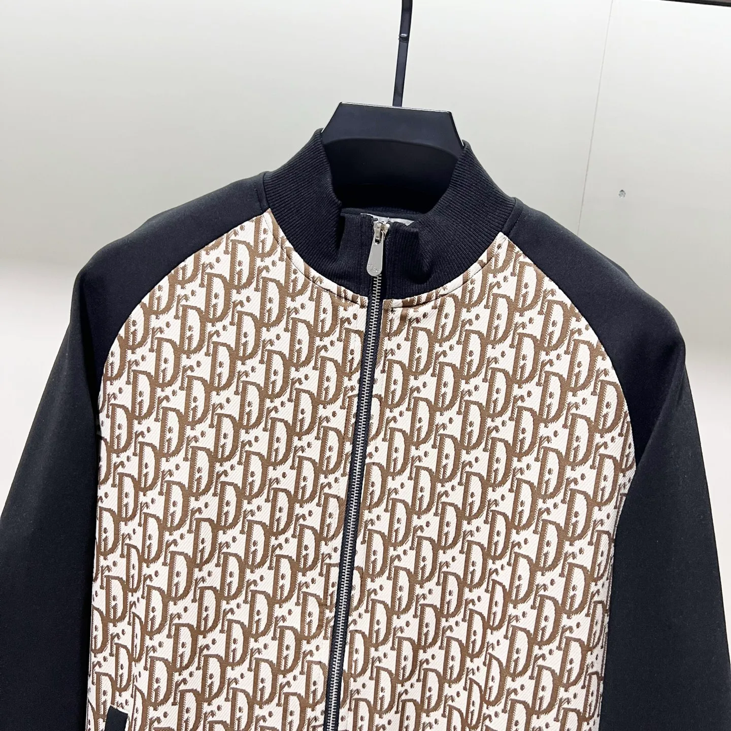 🅿️300 DIOR/Dior custom fabric suit zipper jacket, contrasting color splicing technology, presbyopic letters LOGO printed all over, official synchronization, high version, high quality, fashionable personality, versatile trend, pure original quality, original fabric, tag, collar label, washed wheat, three complete labels, color: khaki. Size: S-2XL