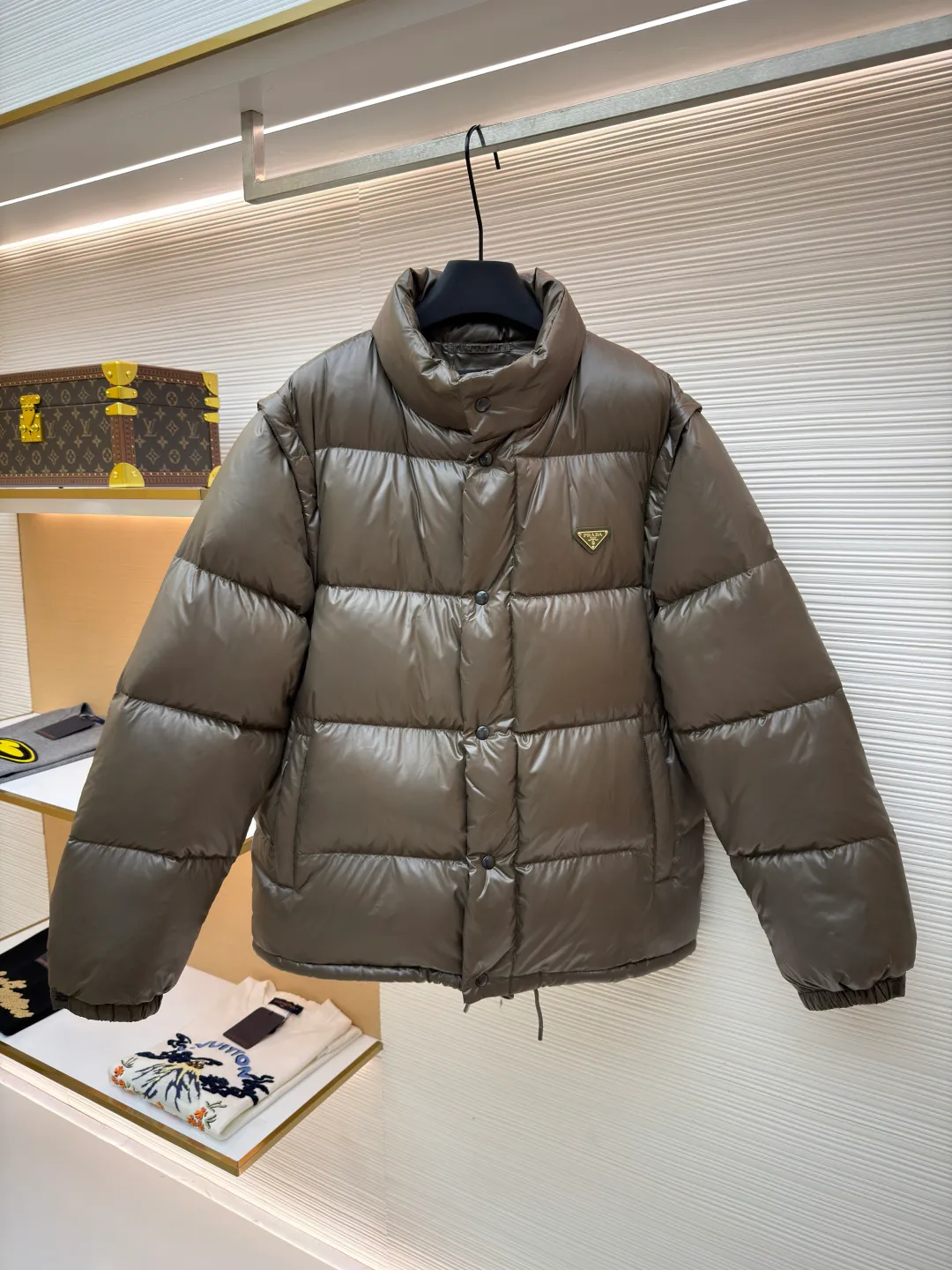 Prada detachable sleeve down jacket ●Original version: purchased and developed by 13044 ●Item number: 1682017-D80 ●Fabric: white duck down fabric ●Technology: mechanical down filling ●Color: olive green ●Version: fitted version ●Weight: about 805 grams ●Size: S-M-L-XL ●Description: The use of high-quality protective nylon fabric not only enhances the wear resistance, waterproofness and windproofness of the down jacket, but also ensures its excellent performance in various harsh weather conditions. Filled with high-quality 90 white duck down and thermal fibers, it provides excellent thermal performance and keeps you warm and comfortable even in extremely cold weather. The two-way zipper opening and closing design makes it easy to put on and take off; the side zipper pockets are both practical and beautiful; the drawstring hem can be freely adjusted for tightness; and the windproof cuffs effectively block the intrusion of cold wind. The overall wiring is straight and delicate, the fabric is comfortable and soft, and the color is consistent without color difference. It can be matched with the same style to create a fashionable look and control various occasions. Customized accessories, complete with three standards, same style for men and women!