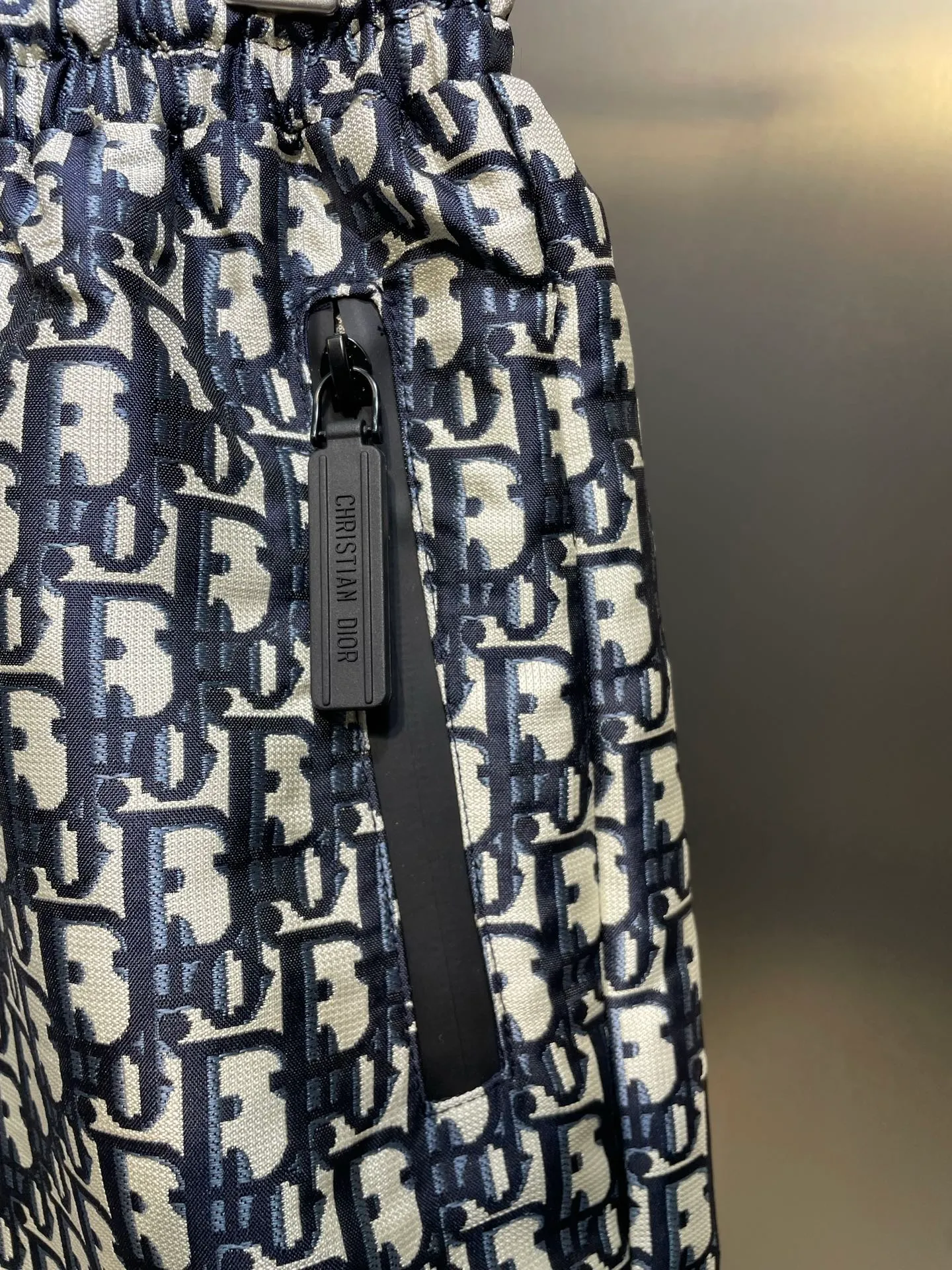 🅿️340 Dior🌟【Top Original】2025SS DD Early Spring Blue Taffeta Jacquard Shorts ZP34000💰 These shorts are decorated with blue Oblique print, recalling the classic pattern launched by the brand in 1967. Crafted from blue taffeta technical jacquard, it features a drawstring waist and side zip pockets for a unique look. Wear it with the collection's skirts or open dresses for a couture-inspired look. No lining 100% polyester size: s m l
