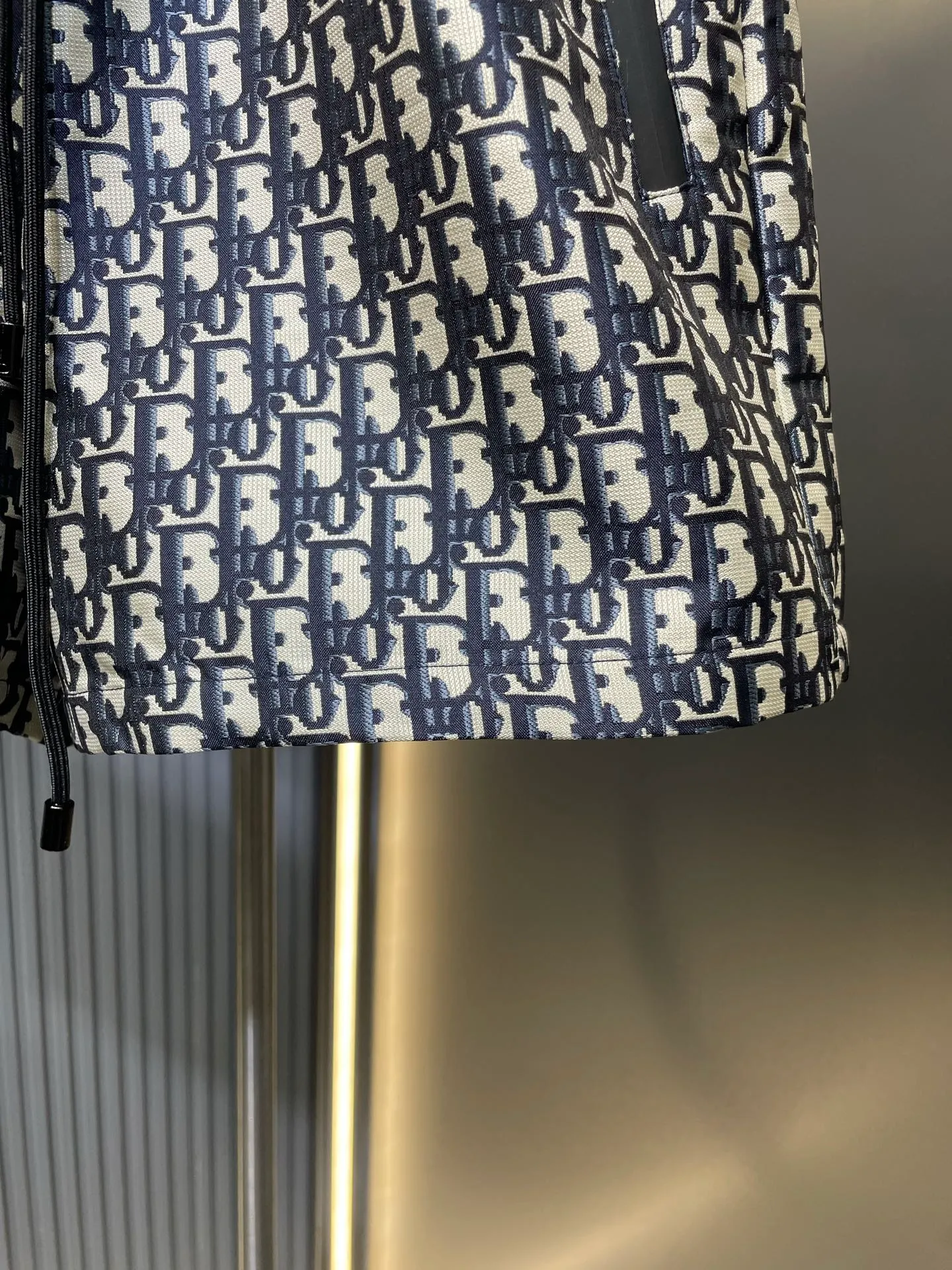 🅿️340 Dior🌟【Top Original】2025SS DD Early Spring Blue Taffeta Jacquard Shorts ZP34000💰 These shorts are decorated with blue Oblique print, recalling the classic pattern launched by the brand in 1967. Crafted from blue taffeta technical jacquard, it features a drawstring waist and side zip pockets for a unique look. Wear it with the collection's skirts or open dresses for a couture-inspired look. No lining 100% polyester size: s m l