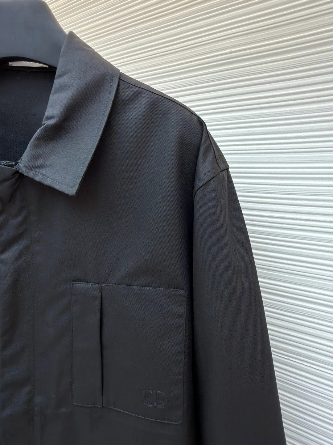 DIOR CD icon embroidered jacket ●Original version: Purchased and developed by 7640 ●Item number: 1680842-B50 ●Fabric: nylon fabric ●Technology: Positioning cutting machine ●Version: Fitted version ●Weight: about 630 grams ●Size: S-M-L-XL ●Description: Made of black gabardine fabric, with a smooth and delicate surface, soft touch, and an elegant sheen. Its tight textile construction makes it resistant to wrinkles, abrasion and drape. The wool component makes it warm and breathable. Gabardine fabric is not easy to pill, has good stain resistance, and is easy to care for daily. The modern fit has a slim fit and a hidden zip closure adds understated sophistication. High-precision sewing technology ensures a perfect fit between the zipper and the fabric. The lapel design of traditional shirts still meets the needs of formal occasions. There is a patch pocket on the chest and is decorated with CD icon embroidery, which highlights the brand's iconic elements. The bag opening also has a hidden zipper opening, and the bag opening is reinforced with pocket knotting technology at the beginning and end. Tight stitching at the edge of the bag body makes it strong and beautiful. There are side pockets on the left and right sides, and the pocket openings are only 0.5 cm hemmed, which retains the smoothness of the overall lines without losing practicality. The double-button design of traditional shirt cuffs makes the cuffs fit better on the wrist. The overall wiring is straight and delicate, the fabric is comfortable and soft, and the color is consistent without color difference. It can be matched with the same style to create a fashionable look and control various occasions. Customized accessories, complete with three standards, same style for men and women!