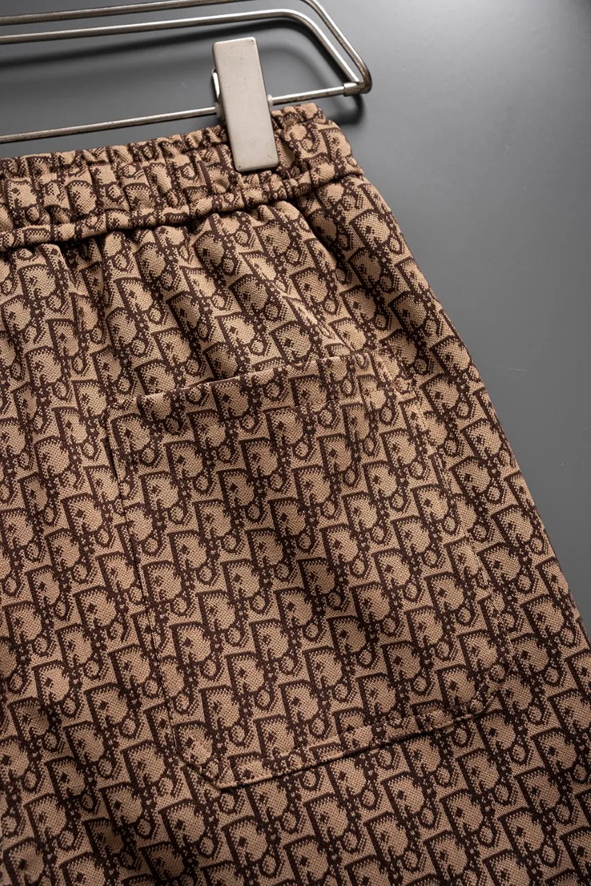 🅿️140 #Z0010 [Restock all year round] Dior·Dior's new knitted shorts. The custom fabric is made of wafer cloth and jacquard knitting technology. The version is tight and three-dimensional. Vertical stripe splicing. Customized trouser cord hardware with strong texture and smoothness. The upper body is comfortable and breathable. The concave and convex three-dimensional sense makes it fashionable and casual. Color: light white brown Size: M-XXXL