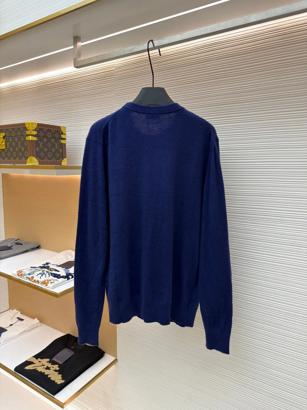 Dior 1947 embroidered bottoming sweater ●Original version: 14,000 purchased and developed ●Item number: 1681272-B05 ●Fabric: wool blended fabric ●Technology: embroidery production ●Color: blue ●Version: fitted version ●Weight: about 280 grams ●Size: XS-S-M-L ●Description: The original version was purchased from the official website for coloring [1:1 coloring and final dyeing]. The color similarity is as high as 95% or more. The wool material is customized [Zhenpin Cashmere]; the main advantages of cashmere are: [Delicate and soft]: High quality The cashmere fiber [average fineness is below 15.5 microns] (higher than 95% of similar levels), which is finer than the finest wool, and finer than other fibers such as mohair, alpaca, camel hair, etc.; because of its fineness, it will It is soft, and when you wear it next to your body, you will feel your whole body being kissed and touched by it, and relax; [Cashmere is a very warm material], maybe chemical fiber thermal underwear9 is also warm, but the warmth of cashmere is different, it is warm, fiber The curves and turns of the fibers form a layer of warm air that surrounds you, [light and soft but not stuffy]. Different grades of cashmere have different feelings, and the touch is quite different; even if cashmere is everywhere in the streets, high-standard cashmere is still in the minority. [Skin-friendly and smooth]: The overall wiring is straight and delicate, the fabric is comfortable and soft, and the color is consistent without color difference. It can be matched with the same style to create a fashionable look and control various occasions. Customized accessories, complete with three standards, same style for men and women!