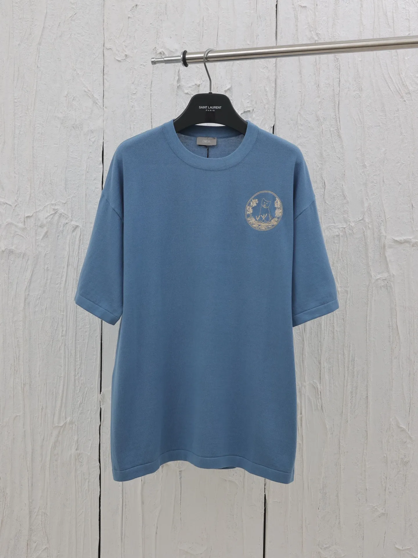 🅿️360 Dio*/Dior 25 new limited-edition short-sleeved T-shirt with cat embroidery logo. It is made of customized cotton plain fabric, breathable and comfortable. It is decorated with hollow brand letter embroidery on the chest, with co-branded cute kitten embroidery pattern, and custom-woven rib double-needle hemming technology. Size: S/M/L/XL