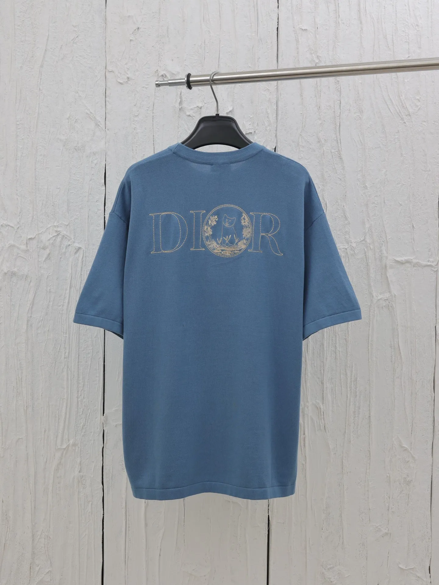 🅿️360 Dio*/Dior 25 new limited-edition short-sleeved T-shirt with cat embroidery logo. It is made of customized cotton plain fabric, breathable and comfortable. It is decorated with hollow brand letter embroidery on the chest, with co-branded cute kitten embroidery pattern, and custom-woven rib double-needle hemming technology. Size: S/M/L/XL