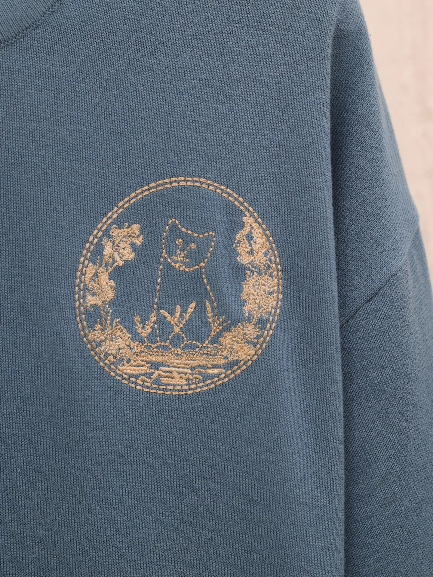🅿️360 Dio*/Dior 25 new limited-edition short-sleeved T-shirt with cat embroidery logo. It is made of customized cotton plain fabric, breathable and comfortable. It is decorated with hollow brand letter embroidery on the chest, with co-branded cute kitten embroidery pattern, and custom-woven rib double-needle hemming technology. Size: S/M/L/XL