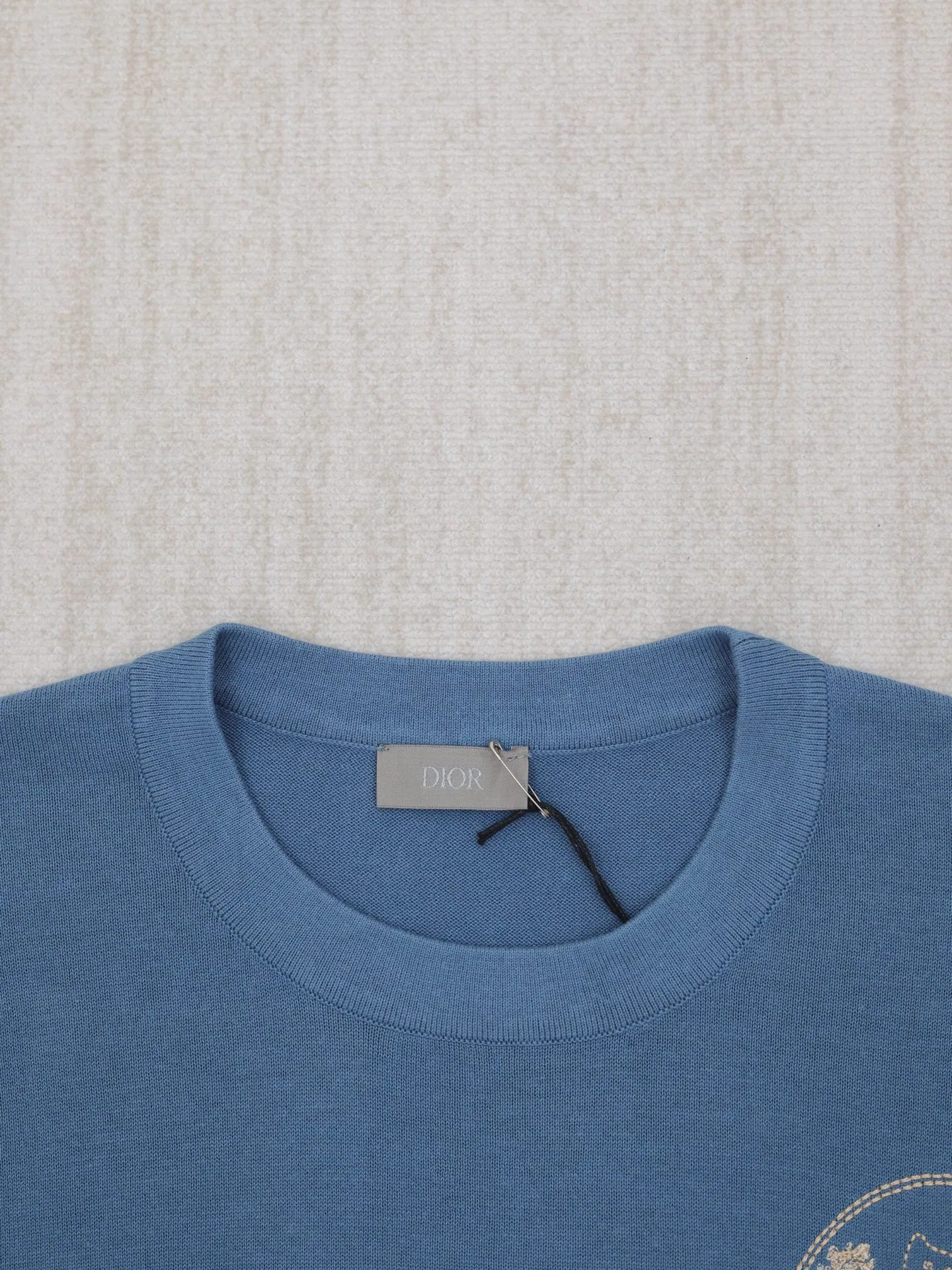 🅿️360 Dio*/Dior 25 new limited-edition short-sleeved T-shirt with cat embroidery logo. It is made of customized cotton plain fabric, breathable and comfortable. It is decorated with hollow brand letter embroidery on the chest, with co-branded cute kitten embroidery pattern, and custom-woven rib double-needle hemming technology. Size: S/M/L/XL