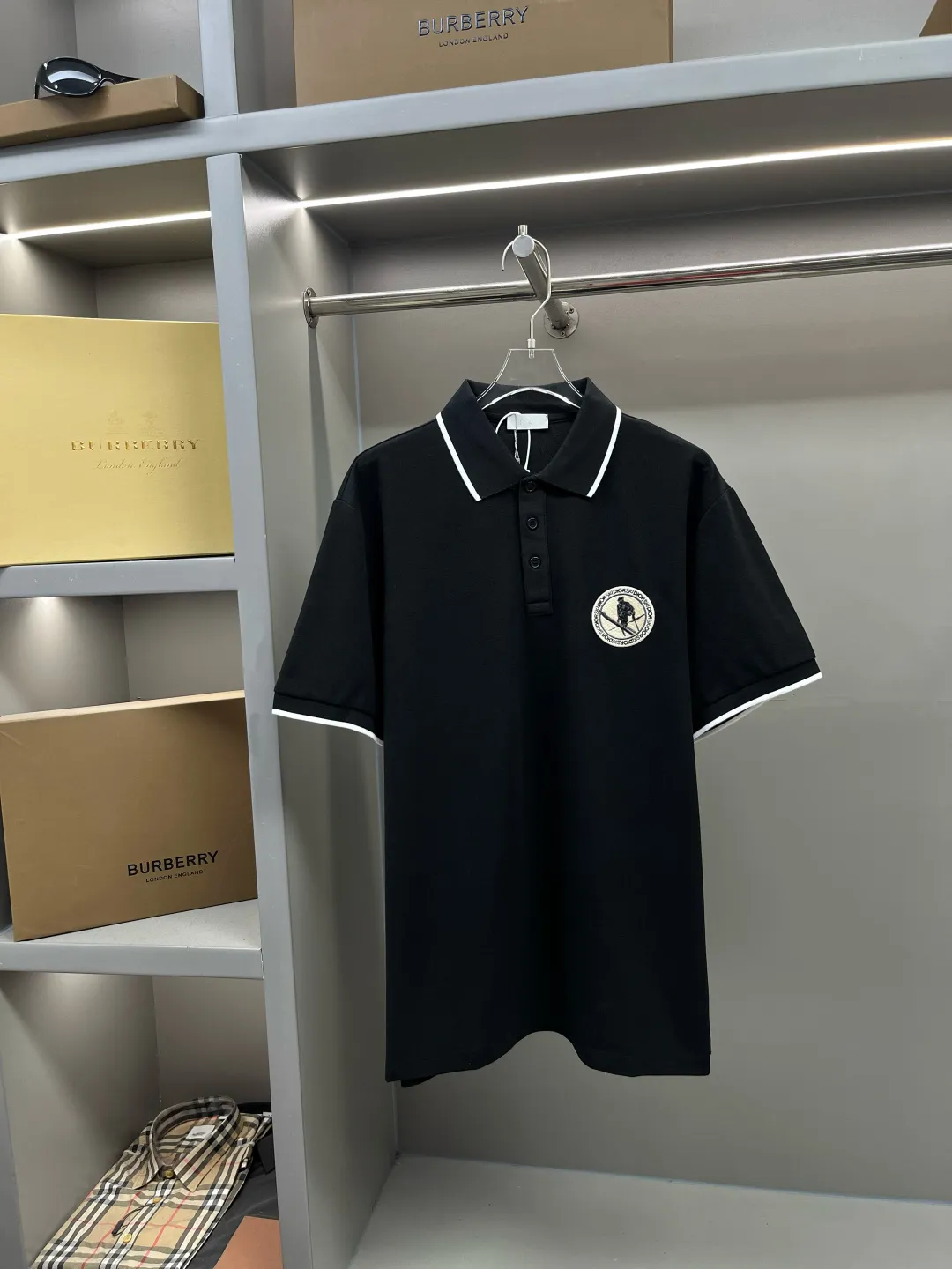 🅿️220 DIOR Dior embroidery new Polo shirt original fabric official same style Made of 210g pure cotton pique fabric, customized same vat dyed fabric, feels very comfortable and smooth, very wide and stylish, produced by first-line brand OEM factory, imported Behringer embroidery machine, embroidery is full and textured, collar rib is woven with imported yarn, does not deform after long-term wear, latest spring and summer style, fashionable and personalized Super versatile and good-looking. It is very suitable for both men and women. It is a must-have item for everyone. Color: Black White Size: S-XXL