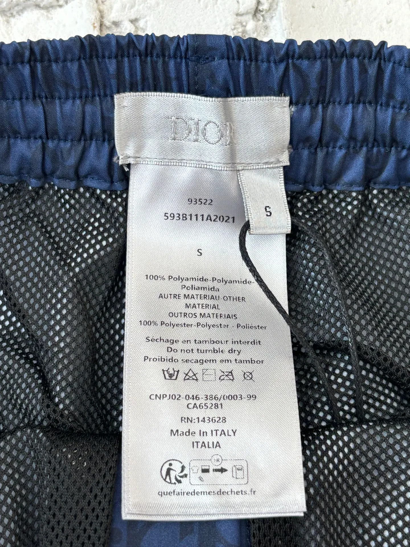 🅿️370 Dio*/Dior 25SS spring and summer new style color-blocked spliced ​​beach casual shorts. Made of 100% nylon fabric, the upper body is comfortable and breathable. Letter logos of different colors are spliced ​​on the custom-dyed nylon fabric. Positioning cutting and splicing alignment, according to the left and right splicing alignment according to the access control. Multiple pieces are spliced ​​throughout the body, with a high scrap rate. Ensures breathability while improving skin comfort. Size: S/M/L/XL