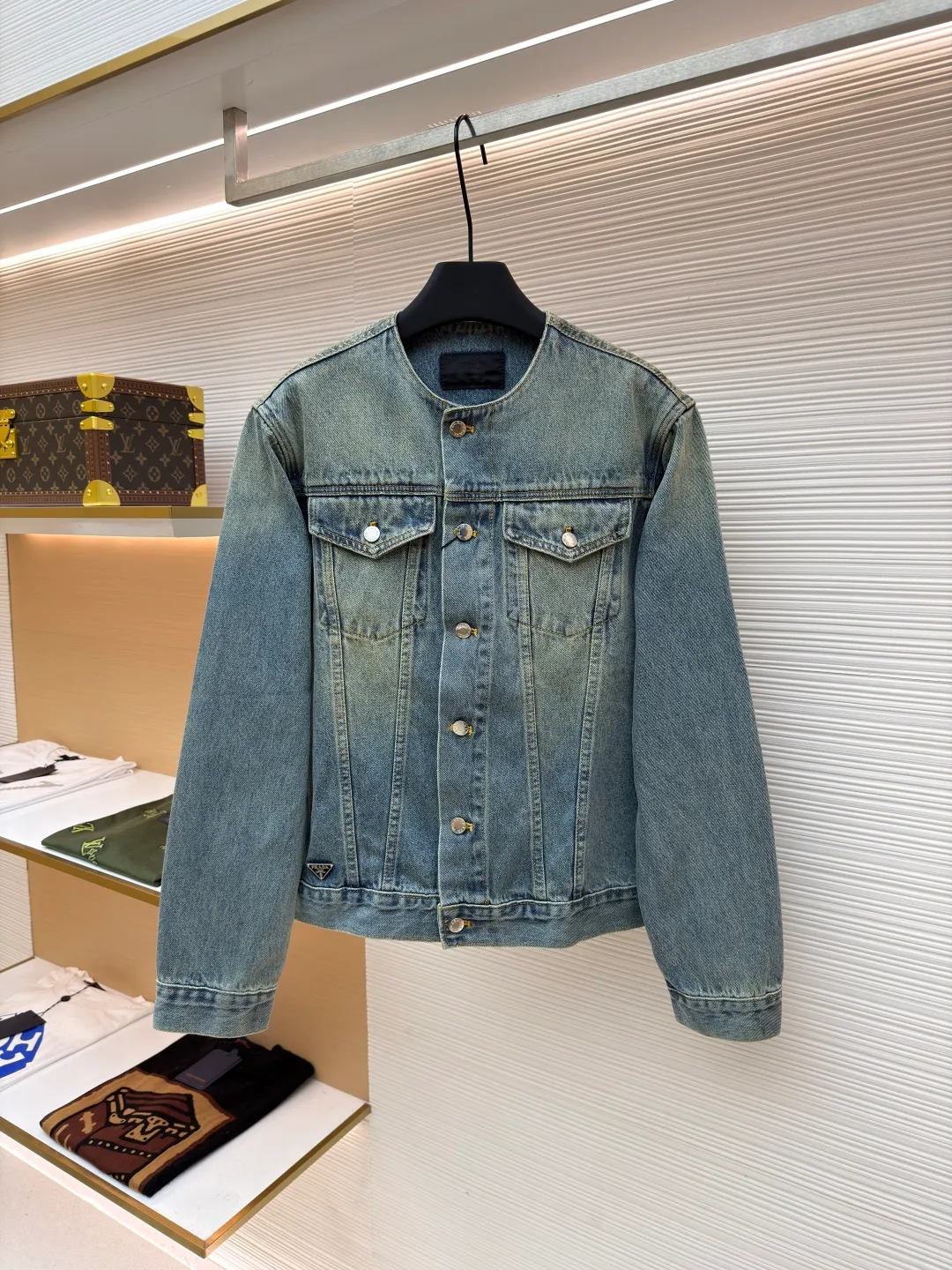 Prada washed denim jacket ●Original version: purchased and developed by 7659 ●Item number: 1680931-B70 ●Material: denim fabric ●Technology: washed production ●Version: fitted version ●Weight: about 855 grams ●Size: S-M-L-XL ●Description: The fabric is made of 100% pure cotton custom-dyed twill 10*10 denim fabric. It has been treated with fine artificial twill and garment washing and fading processes to show a natural distressed effect. The jacket has a fitted fit and an unlined construction for comfort. Round neckline and long sleeves with button closures. The front is opened and closed with a single row of buttons, equipped with a customized triangular steel label and four-button buckle, and the details highlight the brand texture. Contrasting color topstitching and patch pocket design add a sense of hierarchy, and the pocket is equipped with a button flap. The overall design is loosely cut and processed with a special washing process. The fabric is soft and rich in texture. The customized leather label and trademark are perfectly original details, and the collarless design is more casual and fashionable. The overall wiring is straight and delicate, the fabric is comfortable and soft, and the color is consistent without color difference. It can be matched with the same style to create a fashionable look and control various occasions. Customized accessories, complete with three standards, same style for men and women!