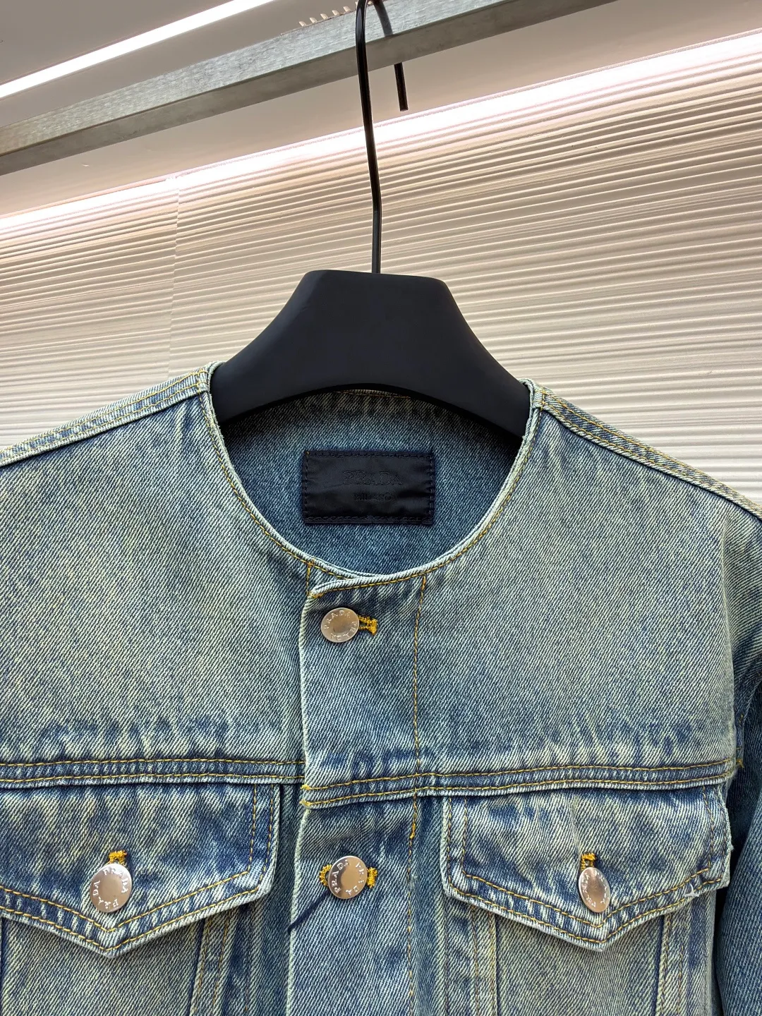Prada washed denim jacket ●Original version: purchased and developed by 7659 ●Item number: 1680931-B70 ●Material: denim fabric ●Technology: washed production ●Version: fitted version ●Weight: about 855 grams ●Size: S-M-L-XL ●Description: The fabric is made of 100% pure cotton custom-dyed twill 10*10 denim fabric. It has been treated with fine artificial twill and garment washing and fading processes to show a natural distressed effect. The jacket has a fitted fit and an unlined construction for comfort. Round neckline and long sleeves with button closures. The front is opened and closed with a single row of buttons, equipped with a customized triangular steel label and four-button buckle, and the details highlight the brand texture. Contrasting color topstitching and patch pocket design add a sense of hierarchy, and the pocket is equipped with a button flap. The overall design is loosely cut and processed with a special washing process. The fabric is soft and rich in texture. The customized leather label and trademark are perfectly original details, and the collarless design is more casual and fashionable. The overall wiring is straight and delicate, the fabric is comfortable and soft, and the color is consistent without color difference. It can be matched with the same style to create a fashionable look and control various occasions. Customized accessories, complete with three standards, same style for men and women!