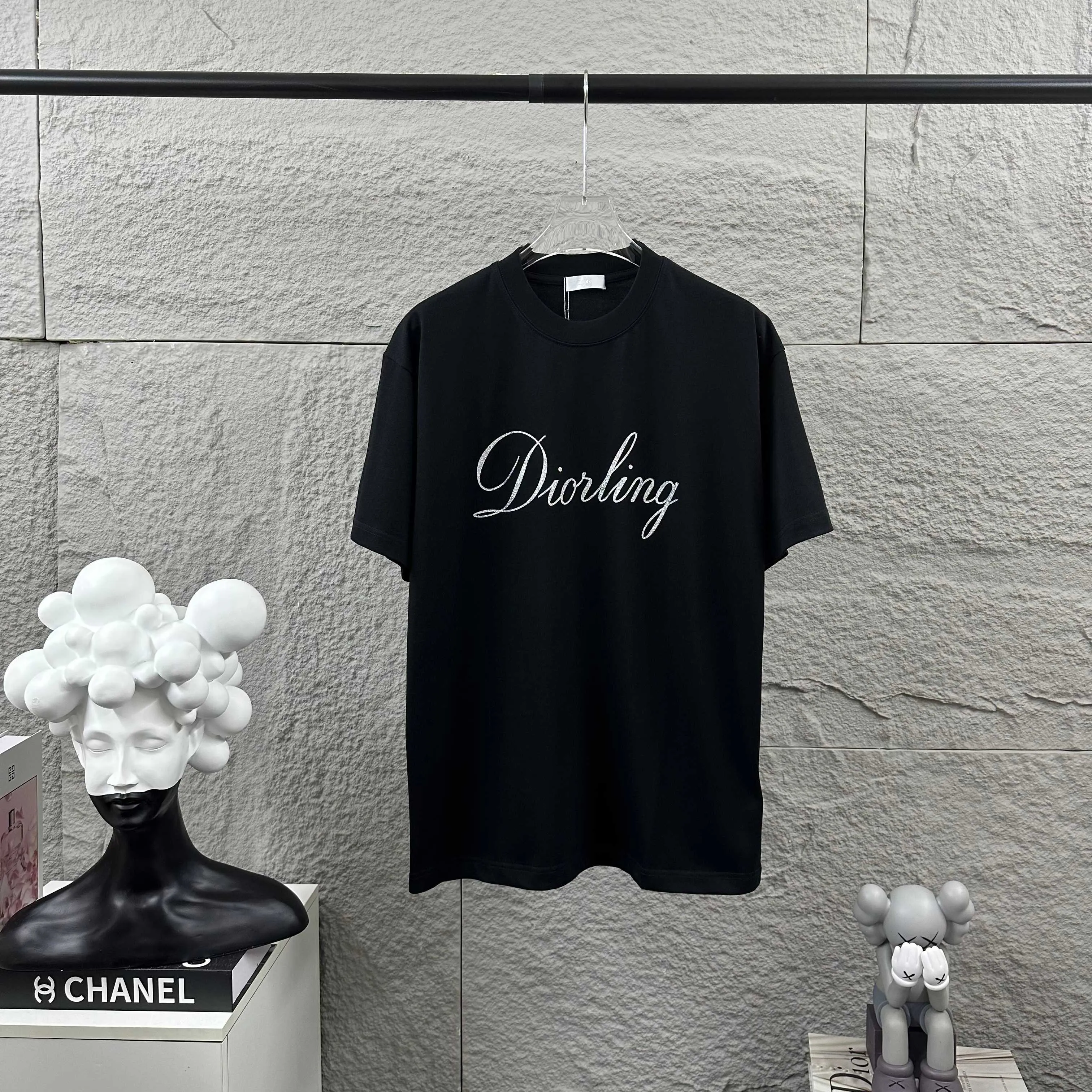 🅿️180 Dio* Christian Dior 2025 spring and summer new style Classic letters with fine glitter silver three-dimensional silicone technology Simple and elegant Customized double yarn plain cotton fabric Short-sleeved T-shirt Unisex Color: Black White Size: S (90-130 catties) M (120-150 catties) L (140-165 catties) XL (160-180 catties) XXL (180-210 pounds)