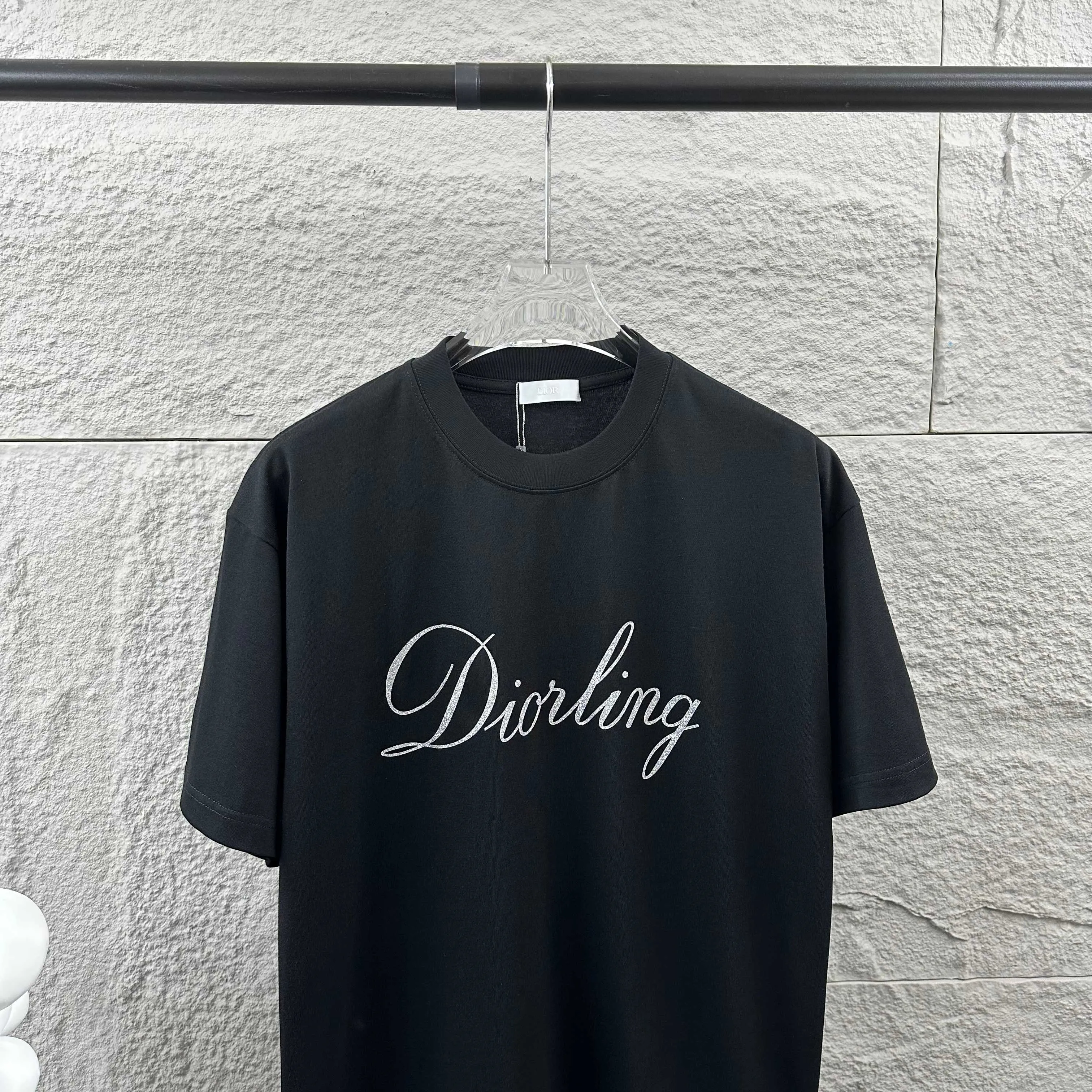 🅿️180 Dio* Christian Dior 2025 spring and summer new style Classic letters with fine glitter silver three-dimensional silicone technology Simple and elegant Customized double yarn plain cotton fabric Short-sleeved T-shirt Unisex Color: Black White Size: S (90-130 catties) M (120-150 catties) L (140-165 catties) XL (160-180 catties) XXL (180-210 pounds)