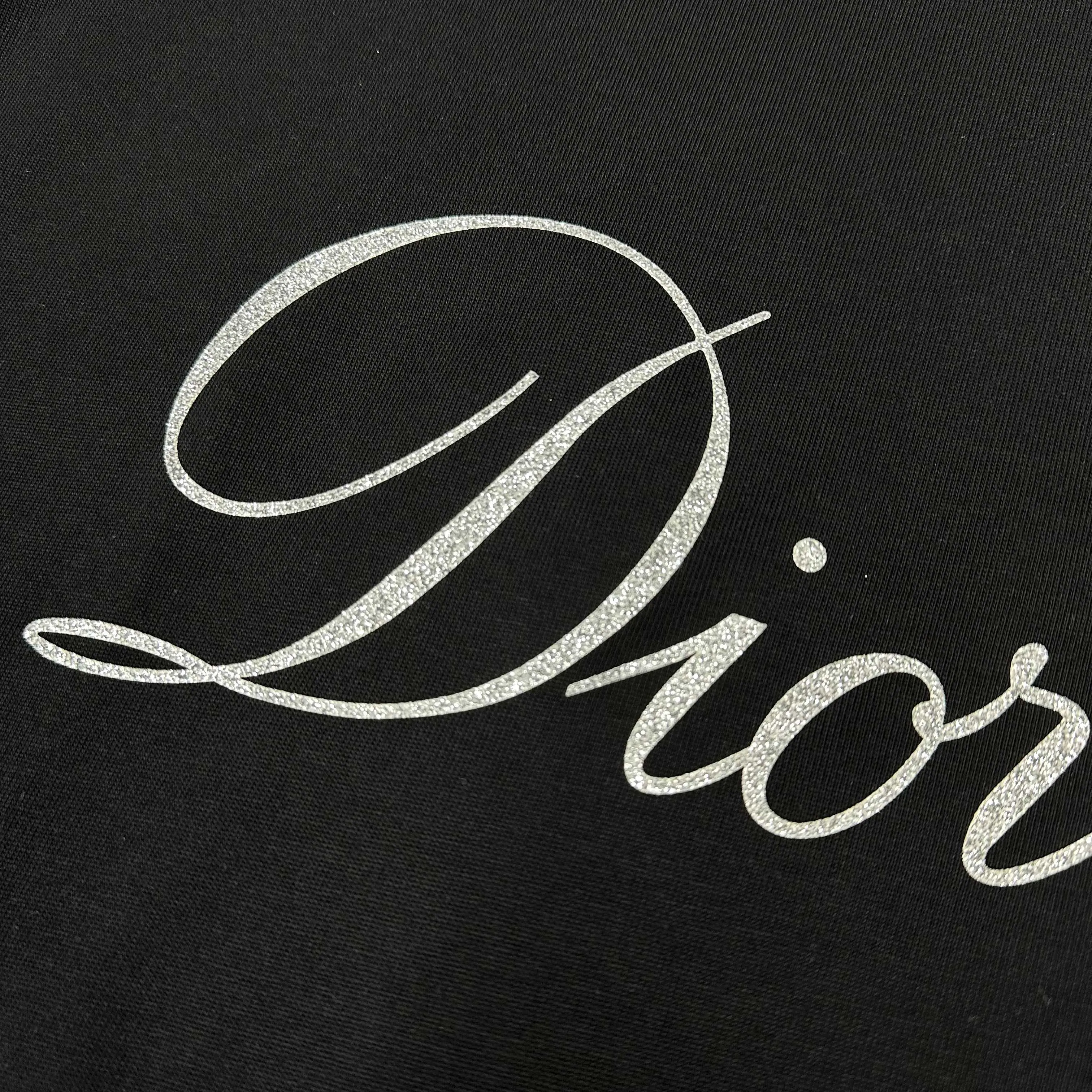 🅿️180 Dio* Christian Dior 2025 spring and summer new style Classic letters with fine glitter silver three-dimensional silicone technology Simple and elegant Customized double yarn plain cotton fabric Short-sleeved T-shirt Unisex Color: Black White Size: S (90-130 catties) M (120-150 catties) L (140-165 catties) XL (160-180 catties) XXL (180-210 pounds)
