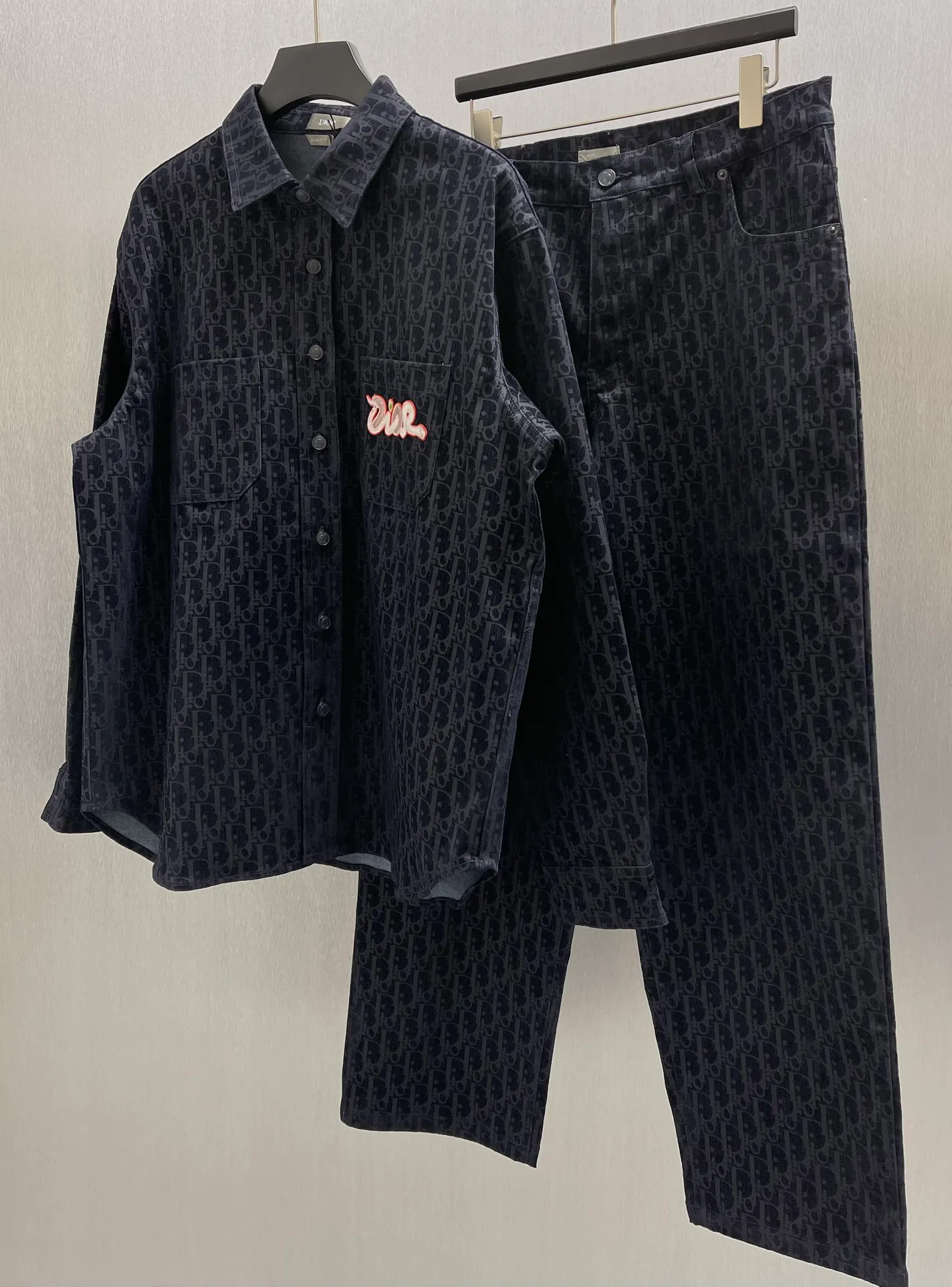 🅿️630 🧧CD blue cotton blended denim fabric jacket shirt SIZE: S-XL This jacket shirt is from the DIOR AND KAWS limited series. Crafted from blue cotton-blend denim, it features the classic Oblique print throughout, complemented by green DIOR AND KAWS embroidery, which reinterprets the Dior logo in a colorful snake shape. Featuring two chest patch pockets, it can be paired with jeans or shorts for a casual yet stylish look.