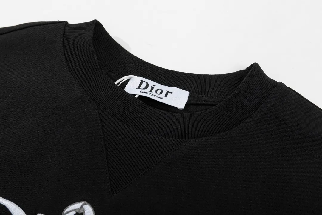 🅿️180 (➕5🉑with handbag) DIOR Dior pin🧷letter embroidered sweatshirt chest DIOR🧷 pattern classic short-sleeved T-shirt Customized 240g same vat dyed fabric feels very comfortable The latest brick cabinet synchronization in spring and summer OS off-shoulder version Fashionable and individual Super versatile and good-looking one is very suitable for both men and women A must-have hang tag Collar label Washed wheat, complete with three standards. Style number: 23802. Color: black. Size: XS~L.