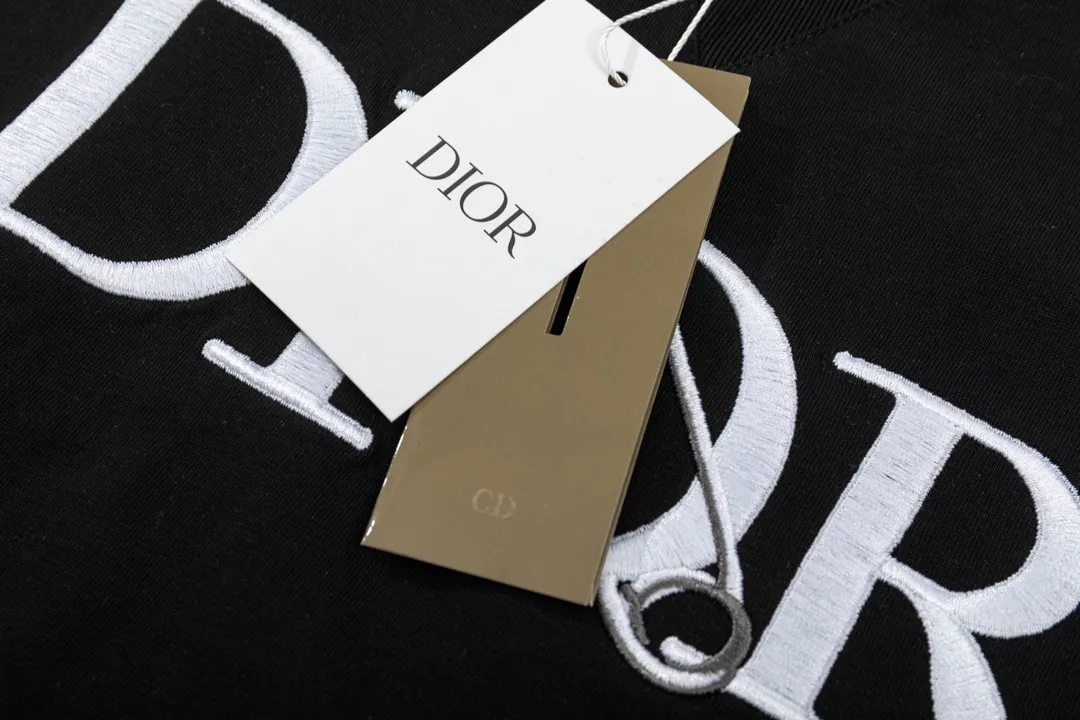🅿️180 (➕5🉑with handbag) DIOR Dior pin🧷letter embroidered sweatshirt chest DIOR🧷 pattern classic short-sleeved T-shirt Customized 240g same vat dyed fabric feels very comfortable The latest brick cabinet synchronization in spring and summer OS off-shoulder version Fashionable and individual Super versatile and good-looking one is very suitable for both men and women A must-have hang tag Collar label Washed wheat, complete with three standards. Style number: 23802. Color: black. Size: XS~L.