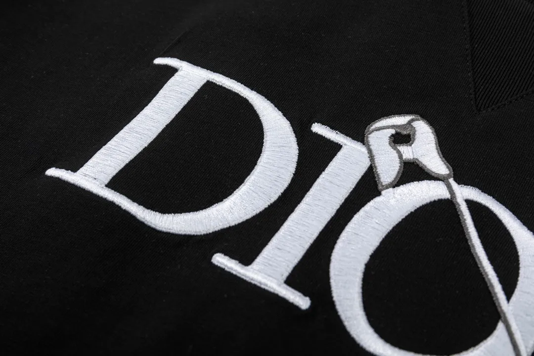 🅿️180 (➕5🉑with handbag) DIOR Dior pin🧷letter embroidered sweatshirt chest DIOR🧷 pattern classic short-sleeved T-shirt Customized 240g same vat dyed fabric feels very comfortable The latest brick cabinet synchronization in spring and summer OS off-shoulder version Fashionable and individual Super versatile and good-looking one is very suitable for both men and women A must-have hang tag Collar label Washed wheat, complete with three standards. Style number: 23802. Color: black. Size: XS~L.