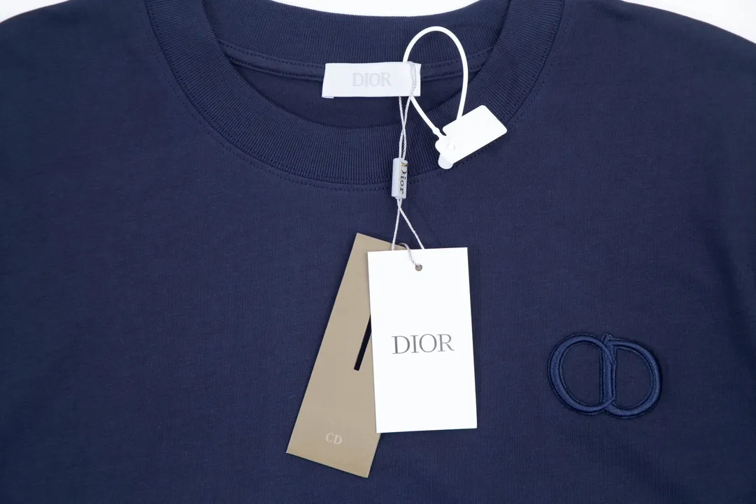 🅿️170 (➕5🉑 Comes with handbag) Dior Dior CD letter embroidered short-sleeved T-shirt. Customized 240g same vat dyed fabric. Very comfortable to touch. The latest brick cabinet synchronization for spring and summer. OS off-shoulder version. Fashionable and personalized. Super versatile and good-looking. Very suitable for both men and women. Must-have style. Tag. Collar label. Washed wheat. Three labels complete. Style number: 23801. Color: royal blue. Size: XS~L
