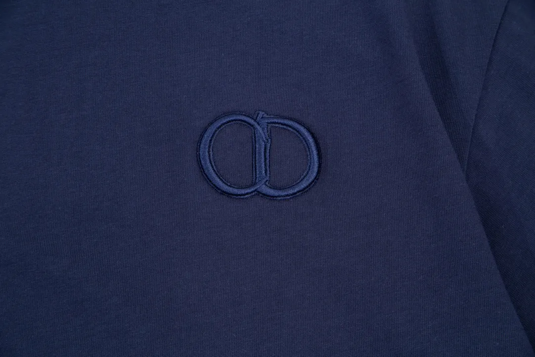 🅿️170 (➕5🉑 Comes with handbag) Dior Dior CD letter embroidered short-sleeved T-shirt. Customized 240g same vat dyed fabric. Very comfortable to touch. The latest brick cabinet synchronization for spring and summer. OS off-shoulder version. Fashionable and personalized. Super versatile and good-looking. Very suitable for both men and women. Must-have style. Tag. Collar label. Washed wheat. Three labels complete. Style number: 23801. Color: royal blue. Size: XS~L