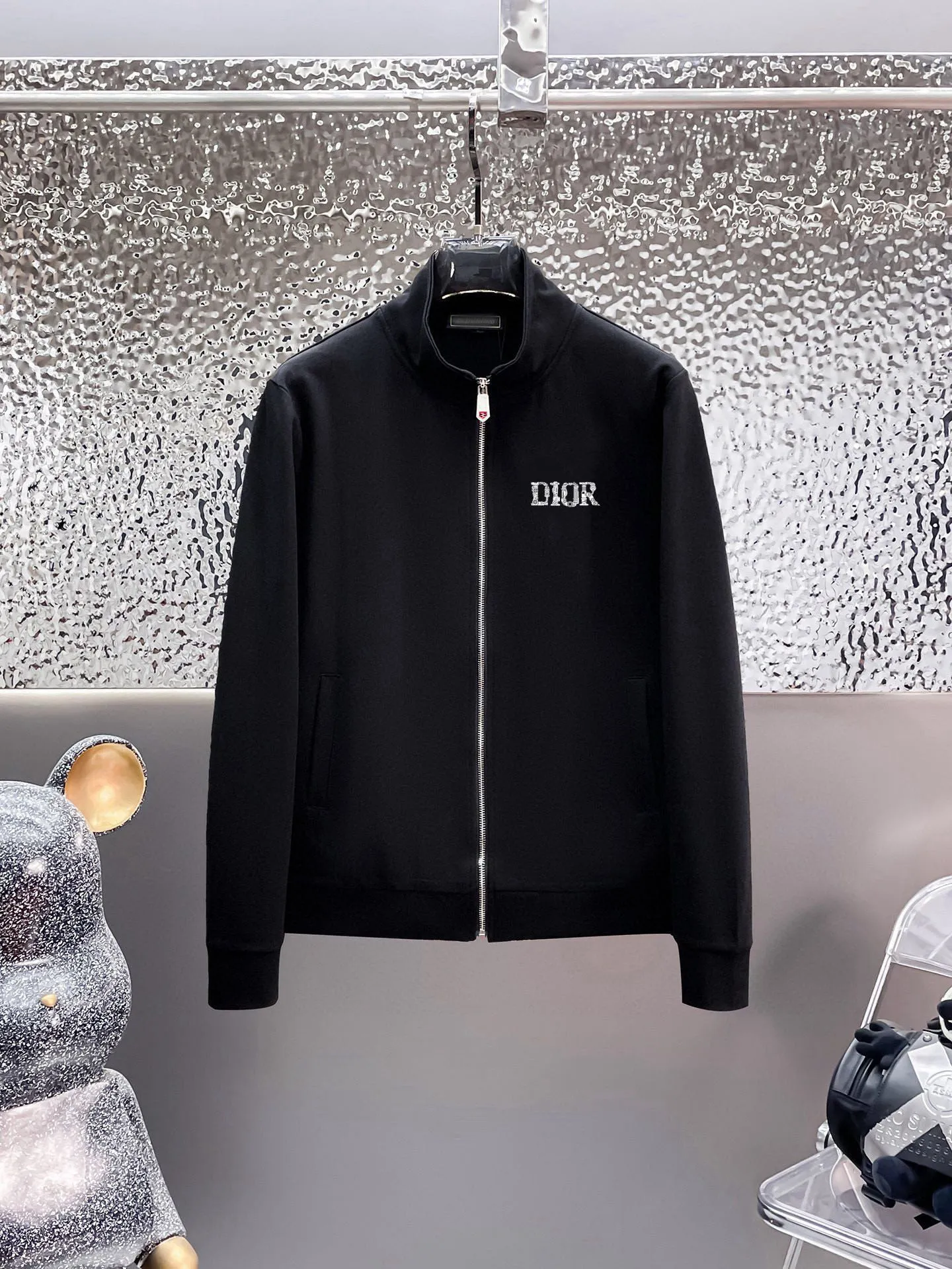 🅿️420 [DIOR Dior] (Fat Man Gospel) hot-selling suit is coming. Focus on the original version of the official website. 2025 new hot-selling cardigan sweater suit. The original order is the best product. 🇭🇰The meticulous work of top designers is dedicated to a fitting and perfect upper body effect. All-natural high-quality Roman cotton 100%, close-fitting comfort, noble and elegant! Original hardware embodies elegance and nobility! Counter size: M-5XL (maximum wear up to 220 pounds)