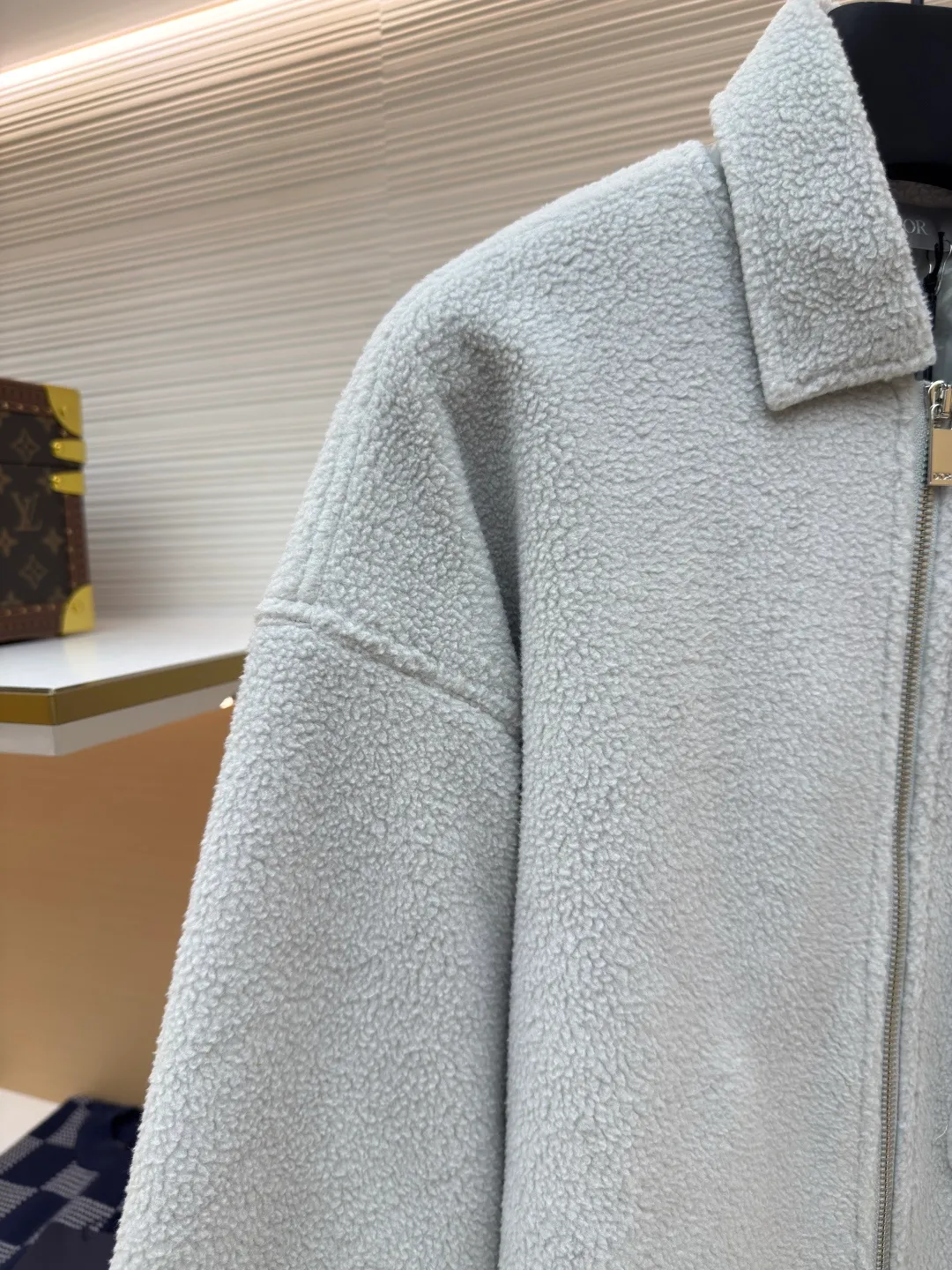 Dior polar fleece small label jacket ●Authentic product: purchased and developed for 28000 ●Item number: 1680004-B70 ●Fabric: cotton-polyester blended polar fleece fabric ●Technology: made on positioning cutting machine ●Version: fitted version ●Weight: about 765 grams ●Size: XS-S-M-L ●Description: Made of cotton-polyester blended polar fleece fabric with a weight of 330g. The lining is made of 100% nylon 75D yarn-dyed jacquard fabric. The purchased original fabric lining is dyed with ABC color to determine the dye ratio, and the color of the lining is ordered and dyed in large quantities. The front pocket is flat with a letter woven label, and the woven label is made of white fine yarn imported from Japan. The front and center are equipped with a No. 5 white gold Swiss tooth double-pull zipper at the end, and the cuffs are rounded with aluminum alloy CD letter snap buttons. The overall wiring is straight and delicate, the fabric is comfortable and soft, and the color is consistent without color difference. It can be matched with the same style to create a fashionable look and control various occasions. Customized accessories, complete with three standards, same style for men and women!