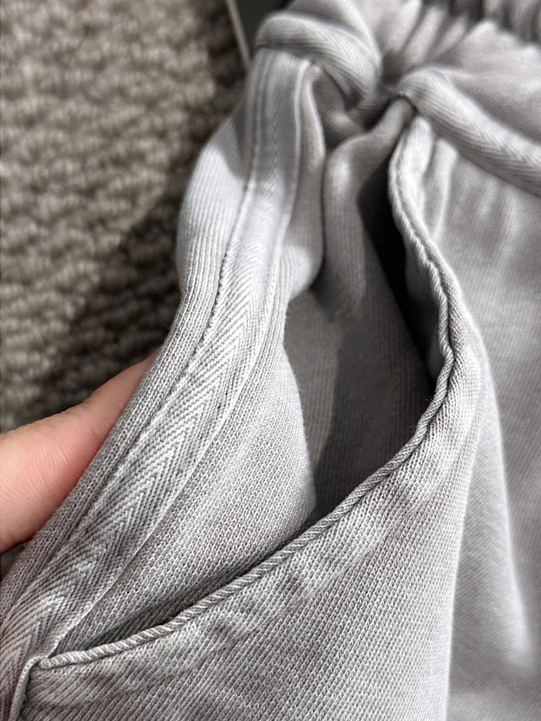 🅿️330 shipped next day, high quality DIOR/Dior 2025 spring and summer new casual solid color loose shorts with elastic band, two needle stitches at the hem of the trousers, fine and firm stitching, custom-made fabrics at the counter with high breathability and comfort, impeccable details, brand element design concept, reflecting high quality. It feels delicate and soft! It presents a casual cut and the upper body shape is great! Size: S-XXL