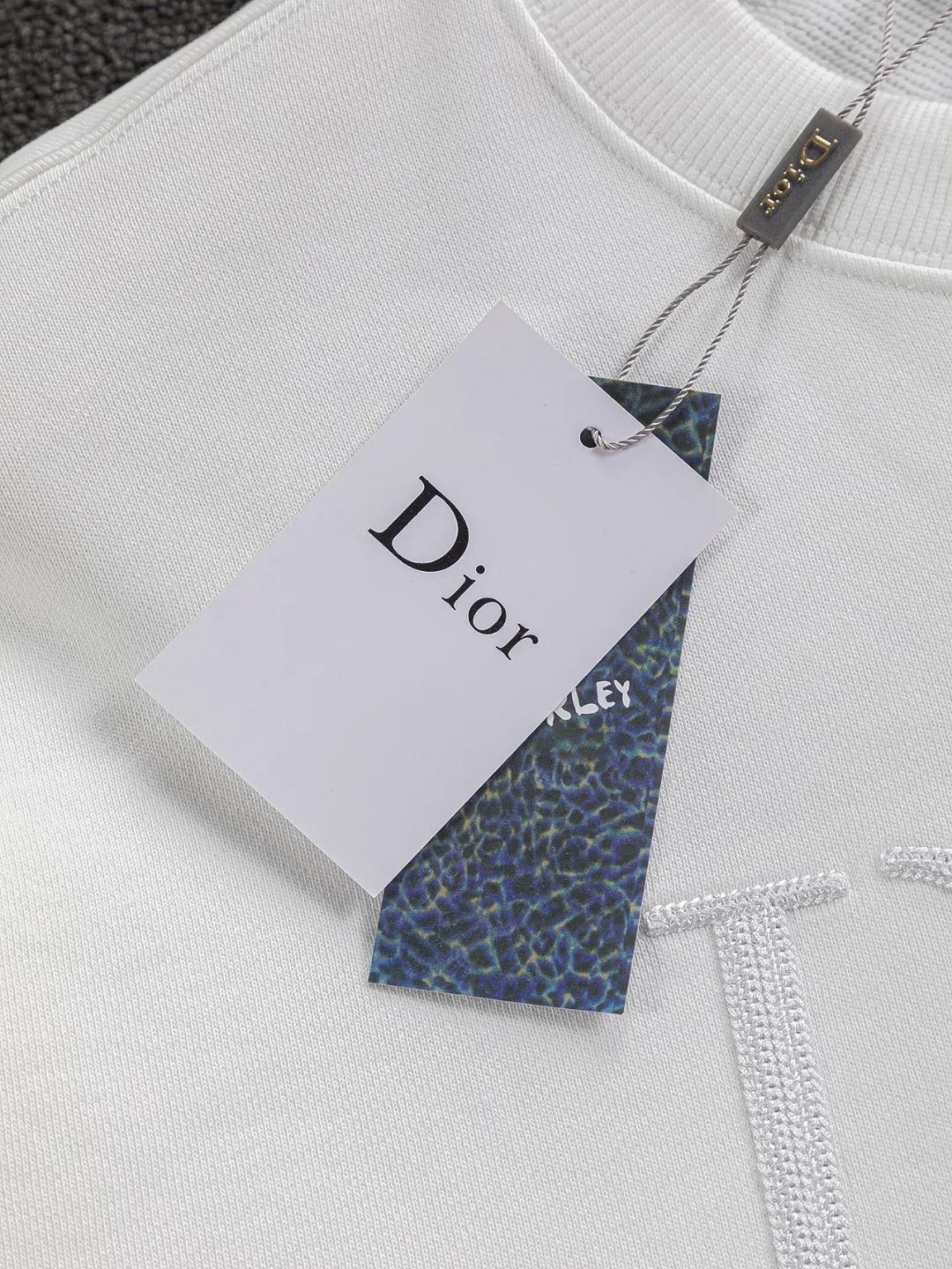 🅿️280 Dior Dior micro wide version CD micro wide version S-Xl 25ss autumn and winter sweatshirt, forever unbeatable, classic style, permanent boutique, counter timeless classic washed style, classic CD letter logo on the chest🪡 embroidery, neckline, sleeve hem, washed heavy craftsmanship logo pattern, heavy craftsmanship, same style for men and women, short-sleeved T-shirt, cotton blended terry jersey fabric, original development This is from the 2025 beachwear limited series. The full-logo jacquard towel highlights the classic Obliave flower. It is matched with an S-shaped round neck and topstitching. It is unique. The whole body is decorated with obliqve jacquard. The ribbed round neck is matched with V-shaped topstitching. Customized accessories. The whole body is customized and developed according to the Y-panel... Complete with three standards, it can control various styles and pay tribute to Dior's historic year! Coupled with the blessing of full-flower cotton material, both the upper body comfort and the existence are unparalleled. It can be said to be a must-have companion in summer. The excellent breathability and comfortable wearing feeling are unparalleled~ Recommended! ! Same style for men and women! Color: Black White Size: S-XL Size chart: S: Shoulder width 51-Bust 56-Length 69 M: Shoulder width 52.5-Bust 58-Length 71 L: Shoulder width 54-Bust 60-Length 73 XL: Shoulder width 55.5-Bust 62-Length 75