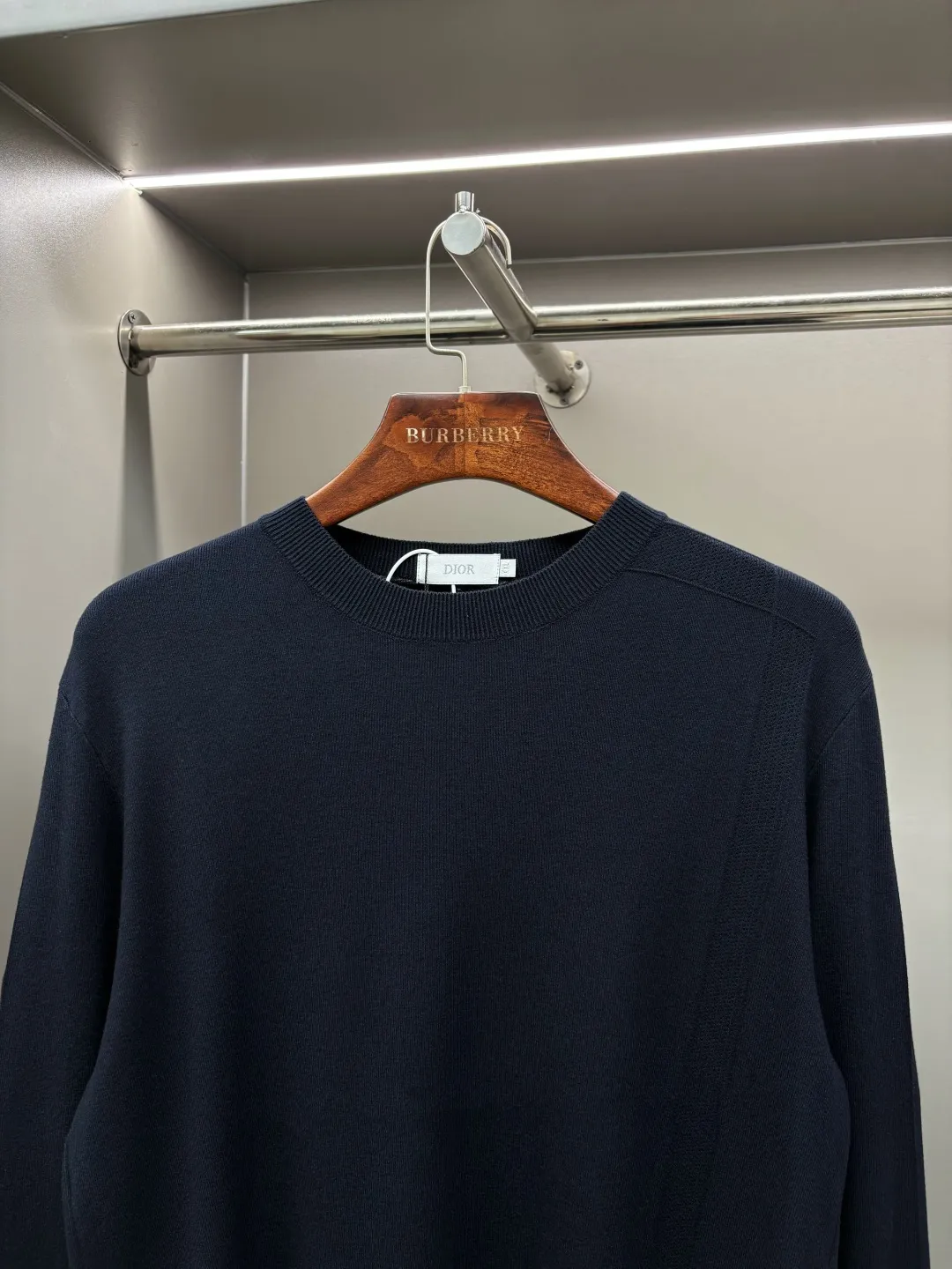 🅿️320 DIOR Dior's new little bee sweater. Original fabric. Official same style. Weaved with customized natural medium-thick imported wool yarn, very comfortable and smooth to the touch. Very wide and stylish. Produced by a first-line brand factory. Woven by imported machines. It is very soft and skin-friendly to wear. It will not deform after long-term wear. The latest autumn and winter style. Fashionable and personalized. Super versatile and good-looking. Very suitable for both men and women. A must-have for everyone. Color: black, sapphire blue, green Caramel Color Size: L-4XL