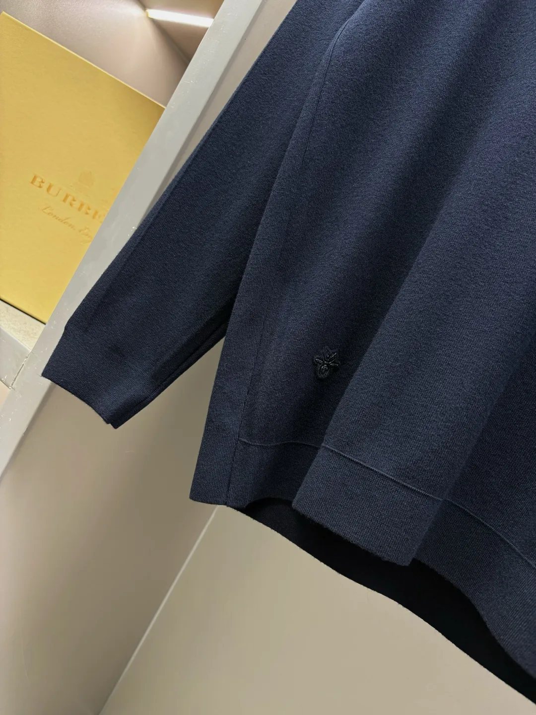 🅿️320 DIOR Dior's new little bee sweater. Original fabric. Official same style. Weaved with customized natural medium-thick imported wool yarn, very comfortable and smooth to the touch. Very wide and stylish. Produced by a first-line brand factory. Woven by imported machines. It is very soft and skin-friendly to wear. It will not deform after long-term wear. The latest autumn and winter style. Fashionable and personalized. Super versatile and good-looking. Very suitable for both men and women. A must-have for everyone. Color: black, sapphire blue, green Caramel Color Size: L-4XL