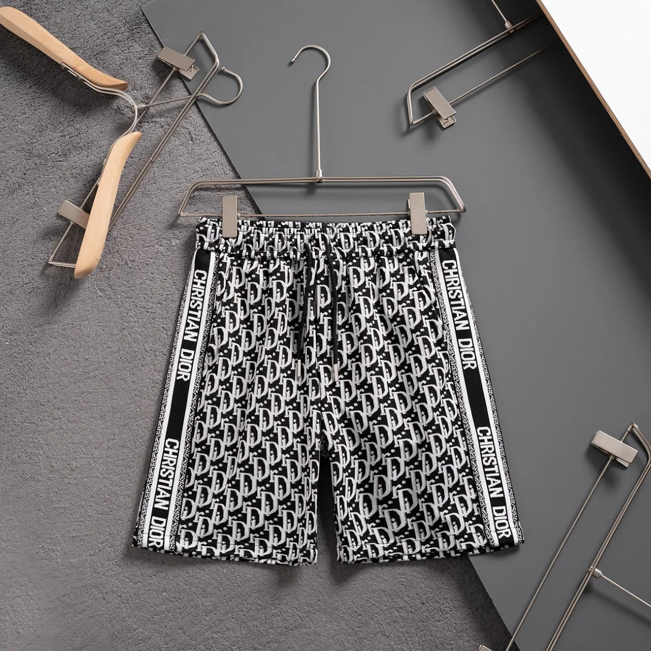 🅿️140 #Z0005 [Restock all year round] Dior·Dior's new knitted shorts. The custom fabric is made of wafer cloth and jacquard knitting technology. The version is tight and three-dimensional. Vertical stripe splicing. Customized trouser cord hardware with strong texture and smoothness. The upper body is comfortable and breathable. The concave and convex three-dimensional sense makes it fashionable and casual. Color: black and white, black gold Size: M-XXXL