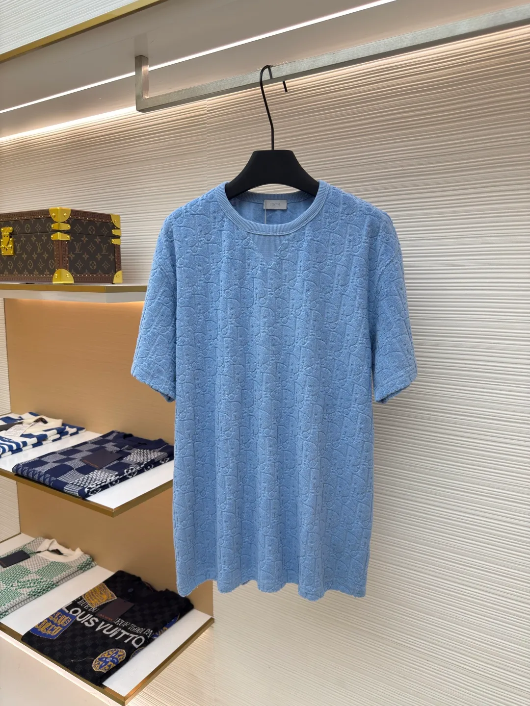 DIOR full-print terry short sleeves ●Authentic product: Purchased and developed for 6600 ●Item number: 1680261-A05 ●Fabric: pure cotton fabric ●Technology: positioning cutting ●Version: fitted version ●Weight: about 350g ●Size: S-M-L-XL ●Description: Custom-woven and custom-dyed pure cotton 100% jacquard material Oblique presbyopic pattern fabric Weight 300G Positioning pattern Positioning tailoring Each piece is in the same position Jacquard cotton towel material has dark patterns and a heavy hand feel. The overall routing is straight and delicate, the fabric is comfortable and soft, and the color is consistent without color difference. It can be matched with the same style to create a fashionable look and control various occasions. Customized accessories, complete with three standards, same style for men and women!