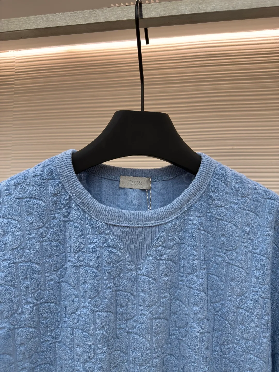 DIOR full-print terry short sleeves ●Authentic product: Purchased and developed for 6600 ●Item number: 1680261-A05 ●Fabric: pure cotton fabric ●Technology: positioning cutting ●Version: fitted version ●Weight: about 350g ●Size: S-M-L-XL ●Description: Custom-woven and custom-dyed pure cotton 100% jacquard material Oblique presbyopic pattern fabric Weight 300G Positioning pattern Positioning tailoring Each piece is in the same position Jacquard cotton towel material has dark patterns and a heavy hand feel. The overall routing is straight and delicate, the fabric is comfortable and soft, and the color is consistent without color difference. It can be matched with the same style to create a fashionable look and control various occasions. Customized accessories, complete with three standards, same style for men and women!