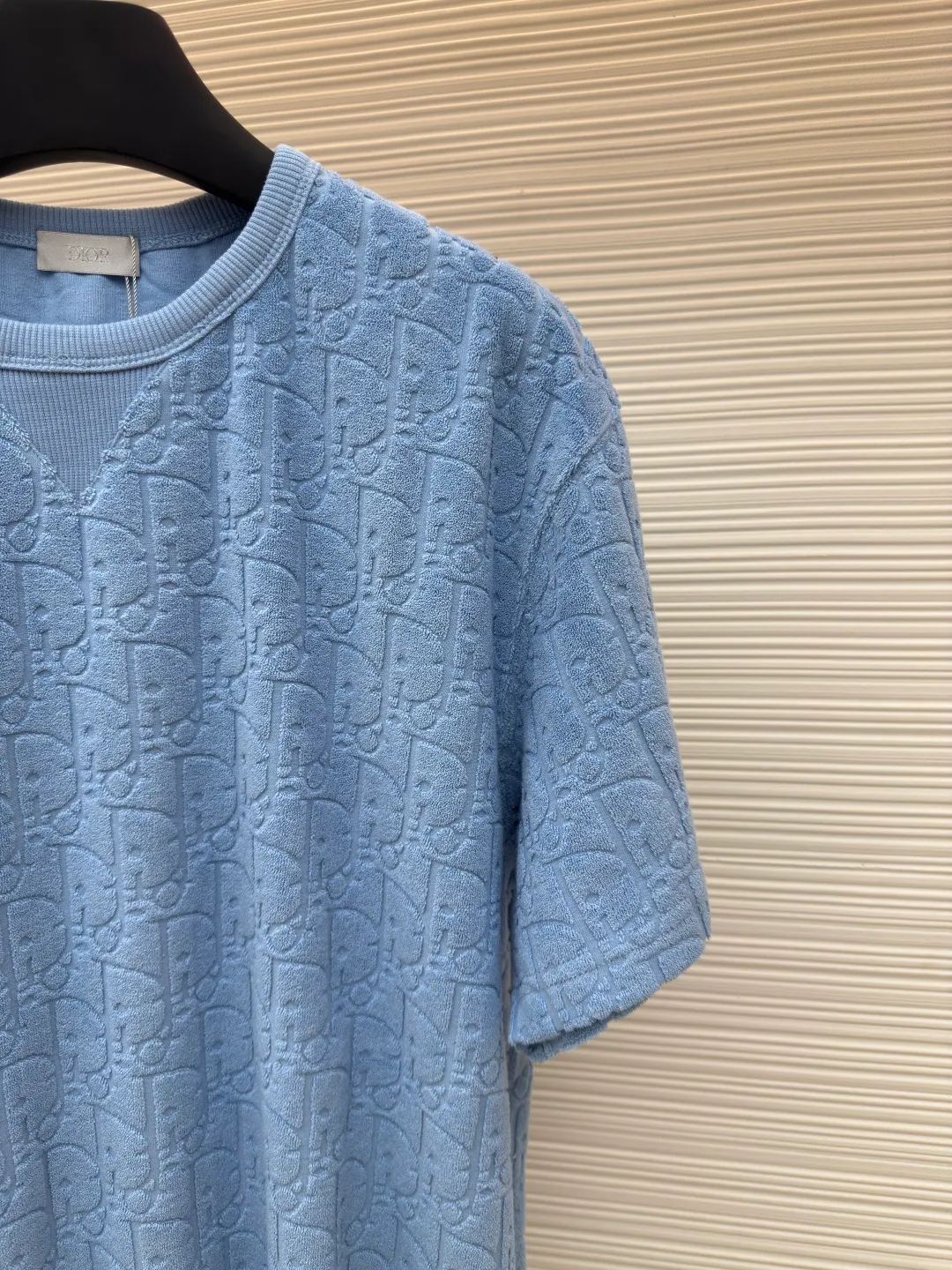 DIOR full-print terry short sleeves ●Authentic product: Purchased and developed for 6600 ●Item number: 1680261-A05 ●Fabric: pure cotton fabric ●Technology: positioning cutting ●Version: fitted version ●Weight: about 350g ●Size: S-M-L-XL ●Description: Custom-woven and custom-dyed pure cotton 100% jacquard material Oblique presbyopic pattern fabric Weight 300G Positioning pattern Positioning tailoring Each piece is in the same position Jacquard cotton towel material has dark patterns and a heavy hand feel. The overall routing is straight and delicate, the fabric is comfortable and soft, and the color is consistent without color difference. It can be matched with the same style to create a fashionable look and control various occasions. Customized accessories, complete with three standards, same style for men and women!
